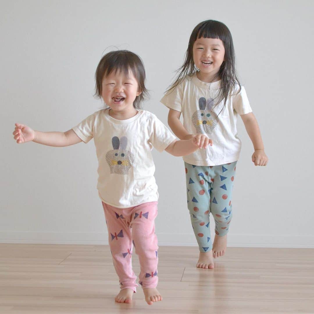 kyokkyのインスタグラム：「寝不足で寝起きの2人👭  広島から岡山へ引っ越して1週間🏠まだ荷物が届く前のナーーンにも家具や荷物がない部屋で1日寝て次の日トラックが届くまでの時間を写真に撮りました💕何もないので走り回って楽しそうにしてましたぁ🏃‍♀️🏃‍♀️💨はなちゃんは、コケまくって口切りまくって3回も流血してたのに今はそんな傷もおない❣️すごい治癒力💋」
