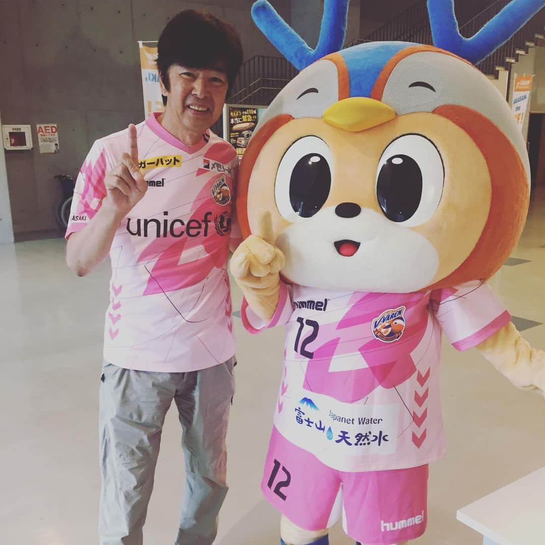 ヴィヴィくんさんのインスタグラム写真 - (ヴィヴィくんInstagram)「どようびは、あさからへいわきねんイベントでした☺️ . あめとかぜがすごくつよかったので、しんぱいで、げんかんでうろちょろしてました🐥💦💦 . 明しゃちょうと、へいわきねんユニフォームで2しょっと📸おそろいのピンクいろです💗 あいとへいわといっしょうけんめい＼(^o^)／＼(^o^)／ #vvaren #vファーレン #vファーレン長崎 #長崎 #平和 #ヴィヴィくん #たいふう #うろちょろ🐥」7月22日 21時50分 - vivikun_vvn