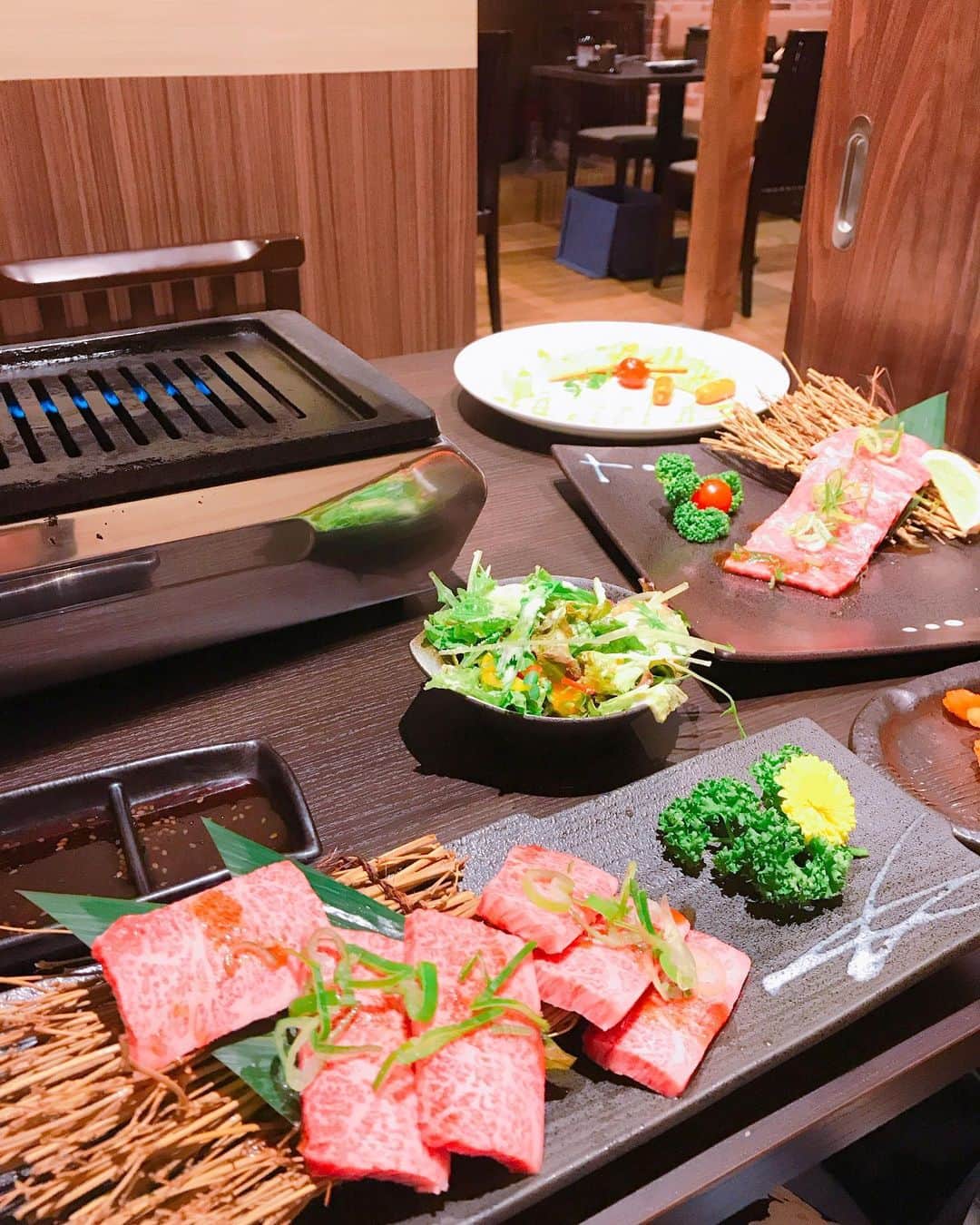 DJ MIYAさんのインスタグラム写真 - (DJ MIYAInstagram)「やっほ〜ぉ❤️💗(⌒▽⌒)❤️昨日は、新橋駅から2分くらいの 牛金GOLDで、焼き肉や肉寿司を食べてきたよーぉ❤️ .  すごいA5特上カルビの肉寿司が美味しかったー！💗 . 特上カルビは、とろけるようなサシで肉の質が良すぎー！ . とても美味しかったでーす❤️ . .  接客が特に素晴らしかったので、思わずインスタにupしちゃった❤️ . .  個室があるのでとてもおすすめでーす。  全部タッチパネルで注文するのがおもしろかったー💗 . .  #牛金GOLD #新橋 #グルメ  #黒毛和牛 #カルビ #焼き肉 #ロース #焼肉 #新橋駅 #グルメ #女子会 #焼肉大好き  #特上ロース  #肉寿司  #ブロガー #インスタグラマー #飯テロ #インフルエンサー #ファッション好き #今日のコーデ #今日のコーディネート  #肉好き #肉バル #新橋グルメ #ひとり焼肉 #旅インスタグラマー #a5ランク #女子会ディナー #焼肉好き #フィットネス女子」7月22日 21時50分 - dj_miya