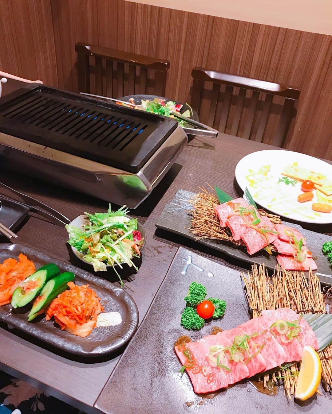 DJ MIYAさんのインスタグラム写真 - (DJ MIYAInstagram)「やっほ〜ぉ❤️💗(⌒▽⌒)❤️昨日は、新橋駅から2分くらいの 牛金GOLDで、焼き肉や肉寿司を食べてきたよーぉ❤️ .  すごいA5特上カルビの肉寿司が美味しかったー！💗 . 特上カルビは、とろけるようなサシで肉の質が良すぎー！ . とても美味しかったでーす❤️ . .  接客が特に素晴らしかったので、思わずインスタにupしちゃった❤️ . .  個室があるのでとてもおすすめでーす。  全部タッチパネルで注文するのがおもしろかったー💗 . .  #牛金GOLD #新橋 #グルメ  #黒毛和牛 #カルビ #焼き肉 #ロース #焼肉 #新橋駅 #グルメ #女子会 #焼肉大好き  #特上ロース  #肉寿司  #ブロガー #インスタグラマー #飯テロ #インフルエンサー #ファッション好き #今日のコーデ #今日のコーディネート  #肉好き #肉バル #新橋グルメ #ひとり焼肉 #旅インスタグラマー #a5ランク #女子会ディナー #焼肉好き #フィットネス女子」7月22日 21時50分 - dj_miya