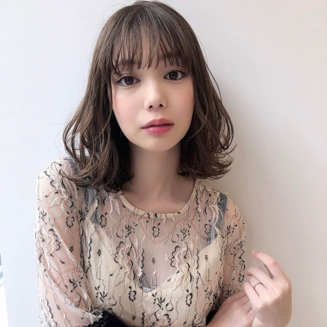 HAIRさんのインスタグラム写真 - (HAIRInstagram)「▷ Styling by「関亜梨佐」 @arisa_lano_by_hair（Lano by HAIR） . ------------------------------------------------- 🌼"Lano by HAIR"キラリト銀座にOPEN🌼 スタイリストがマンツーマンで担当します♪ お得なクーポンも掲載中！ プロフィールのリンクからCHECK♡ ------------------------------------------------- #ミディアムヘア #ミディアム #ミディアムカット #ミディアムボブ #ミディアムヘアー #ヘアスタイル #パーマ #シースルーバング #ほつれヘア #ゆるふわ #暗髪 #黒髪 #大人可愛い #ヘアカタログ #ヘアカラー #ヘアスタイリング #髪型 #lanobyhair #美容室 #銀座 #銀座美容室 #銀座ヘアサロン #銀座サロン #キラリト銀座 #銀座通り #銀座一丁目 #haircolor #hairstyle #hair #instagood」7月22日 22時01分 - hair.cm