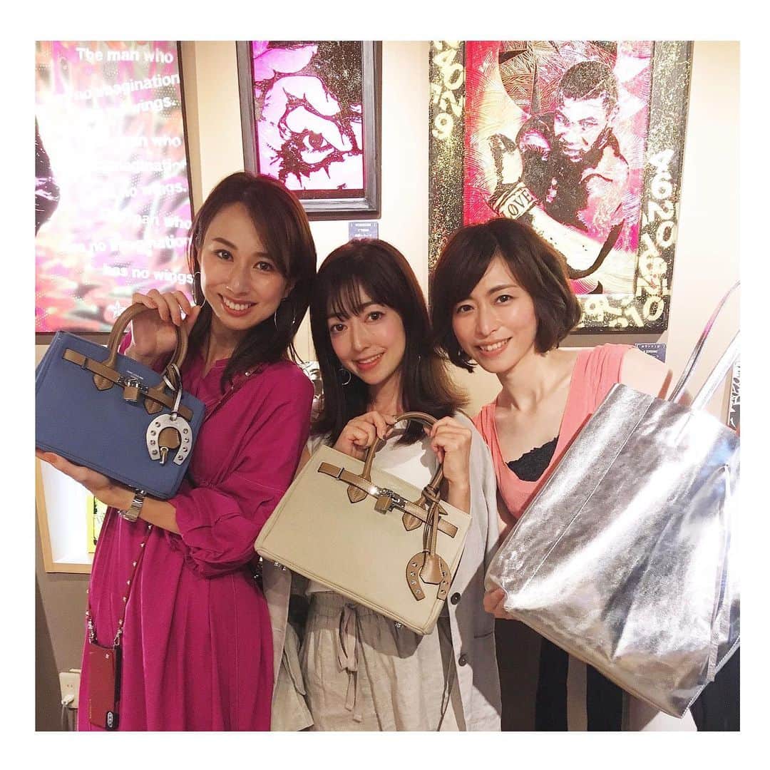 山崎直子のインスタグラム：「オシャレなアクセサリーや小物が揃う @hinahina.jp の展示会へ✨ ・ 今回はBagのラインナップが豊富で、物欲が刺激されっぱなしで大変だったな❤️w ・ 欲しかったBagは残念ながら完売で買えなかったのだけれど・・・ 可愛いリングに出会えた〜✨のでそちらはまた改めてUPします🤗 ・ 久し振りに会えた2人との束の間の弾丸トークも楽しかった❤️ ・ ・ ・ #hinahina #アクセサリー #展示会 #夏ファッション #夏小物 #コーディネート #お手頃価格 で#クオリティ の高い#ファッション小物 が見つかる#オンラインショップ だよ#❤️ #レザーバッグ 可愛かったなぁ✨#ootd #fashiongram #instafashion #accessory」