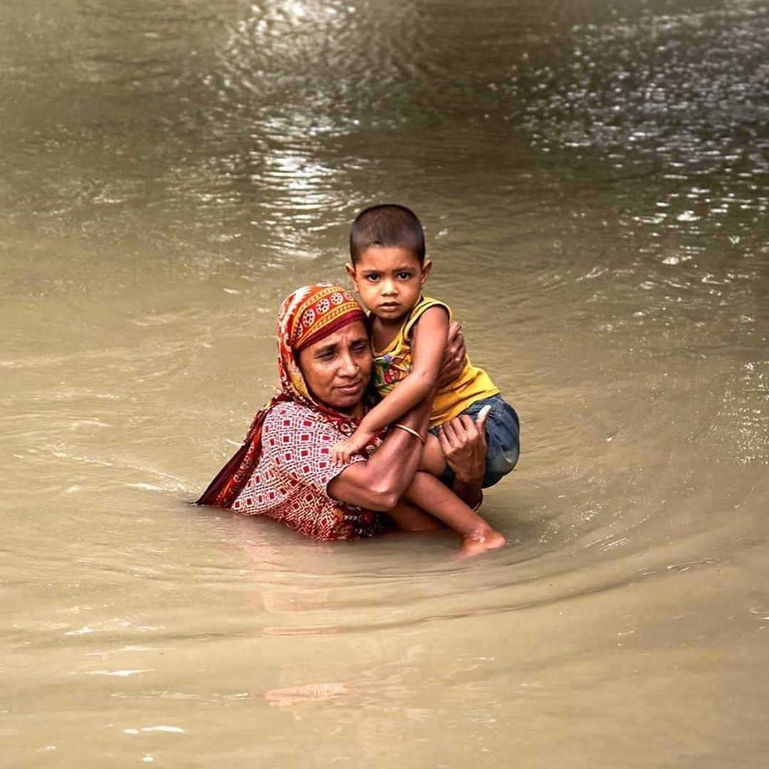 unicefさんのインスタグラム写真 - (unicefInstagram)「Relentless monsoon rain is forcing families to make dangerous journeys across Rohingya refugee camps, just to get home or to shops and schools. As the rains continue, so does the risk of unsanitary conditions, and children falling sick from waterborne diseases. @unicefbangladesh is urgently working with partners to repair water and sanitation facilities, devastated by flooding. © UNICEF/Zhantu」7月22日 21時55分 - unicef