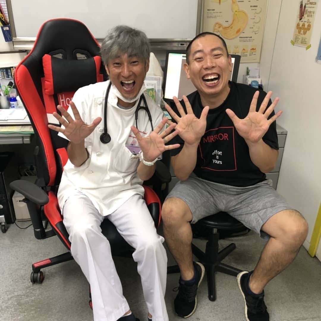 のインスタグラム：「昨日の朝、寝起きでシャワーを浴びていたらだんだん気分が悪くなって倒れてしまったのです💦前の日から熱っぽかったのもあったのですが💧心配で今日人間ドックに行って調べてもらいました。大丈夫とのことでした(^^ゞ皆さんも風邪をひいて寝汗をいっぱいかいた時は朝起きてすぐ水分補給をすることをオススメします♪トイレをした後に倒れる場合もあるらしいです！初めての『リアル気絶』でびっくりでした。  #人間ドック#リアル  #気絶 #風邪 #油断大敵 #水分補給 #健康第一 #八王子 #坂本クリニック #レギュラー松本 #あるある探検隊 #診察結果 #笑顔 念のため#血液検査」