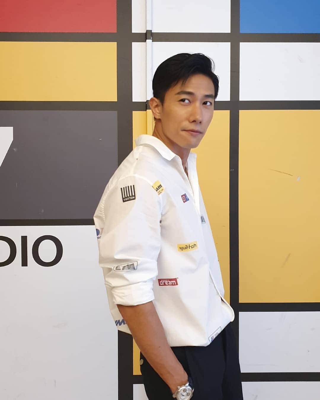 デスモンド・タンのインスタグラム：「世界里充满着万紫千红的景象，形形色色的个体。但回到原点，终究还是得从基本的"红黄蓝"三原色开始。不懂自己人生的"彩色原理"，画什么都是一团黑的。但一旦领悟了，会看清一切，会用心去找到色彩缤纷的生活。  The 3 primary colours are the fundamental of the inspiring world of arts, everything spin off just from this. The '3 primary colours' of life in my opinion would be love, happiness and hope; nothing will go astray with these guidance in our hearts. What are your '3 primary colours'? #taipei #taiwan #louisvuitton #montblanc  Special thanks Stylist: @ojnjenine  Outfit: @louisvuitton  Hairstylist: @katextang  P.S. Thank you for all the arrangements to deck me up in this relax yet suave outfit for my promo tour in Taipei! I love the simplicity of the look!」