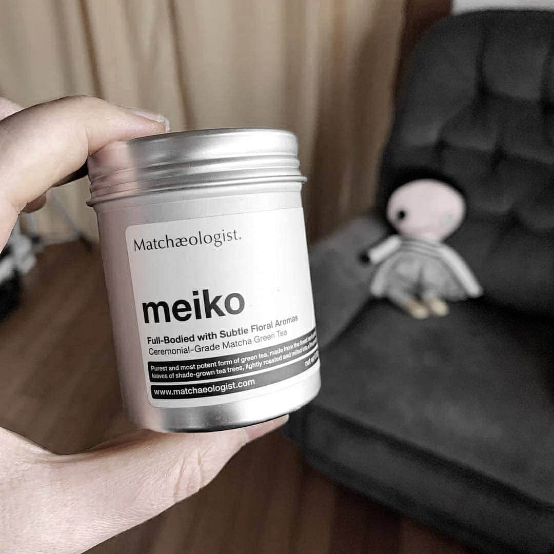 Matchæologist®さんのインスタグラム写真 - (Matchæologist®Instagram)「😍 We’re loving this shot of our Meiko™ #Matcha! Comment ‘💚’ if it’s your favourite grade, just like that of @tlovesgreentea! . 🙏 Did you know – similar to fine wine, matcha comes in a broad quality spectrum? While it’s not easy to determine the quality of matcha simply by looking at the label alone, there are four main “sensory cues” you can use to assess the quality of matcha 🍃: colour, texture, aromas, and taste. By understanding these key sensory cues, you will be able to better assess the quality of your very own matcha. Want to discover more? ✨ Head to our latest blog post (link in bio) to find out. . For premium-quality matcha 🍵, please visit Matchaeologist.com . Follow our bio link 👉@Matchaeologist . Matchæologist® #Matchaeologist Matchaeologist.com」7月22日 22時02分 - matchaeologist