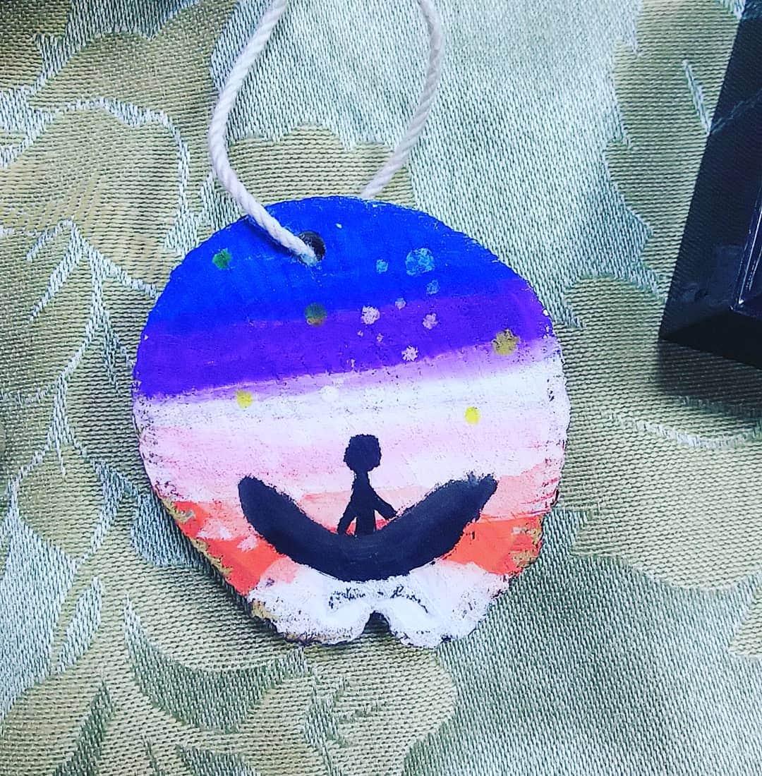 のインスタグラム：「娘からの #林間学校 のお土産🎁 ・ 手作りの木のペンダントに感激！ 星空に海に✨裏はブーちゃん🐷私の好きなものばかりが描いてありました。 #お饅頭 や #神龍 も🤭！ (ドーム型はイログローンので金龍は私) ・ ・ 本当に嬉しかったよー☺️ ありがとう♥️ ・ #小学生ママ #japanesemodel #ママモデル #宝物 #happy」