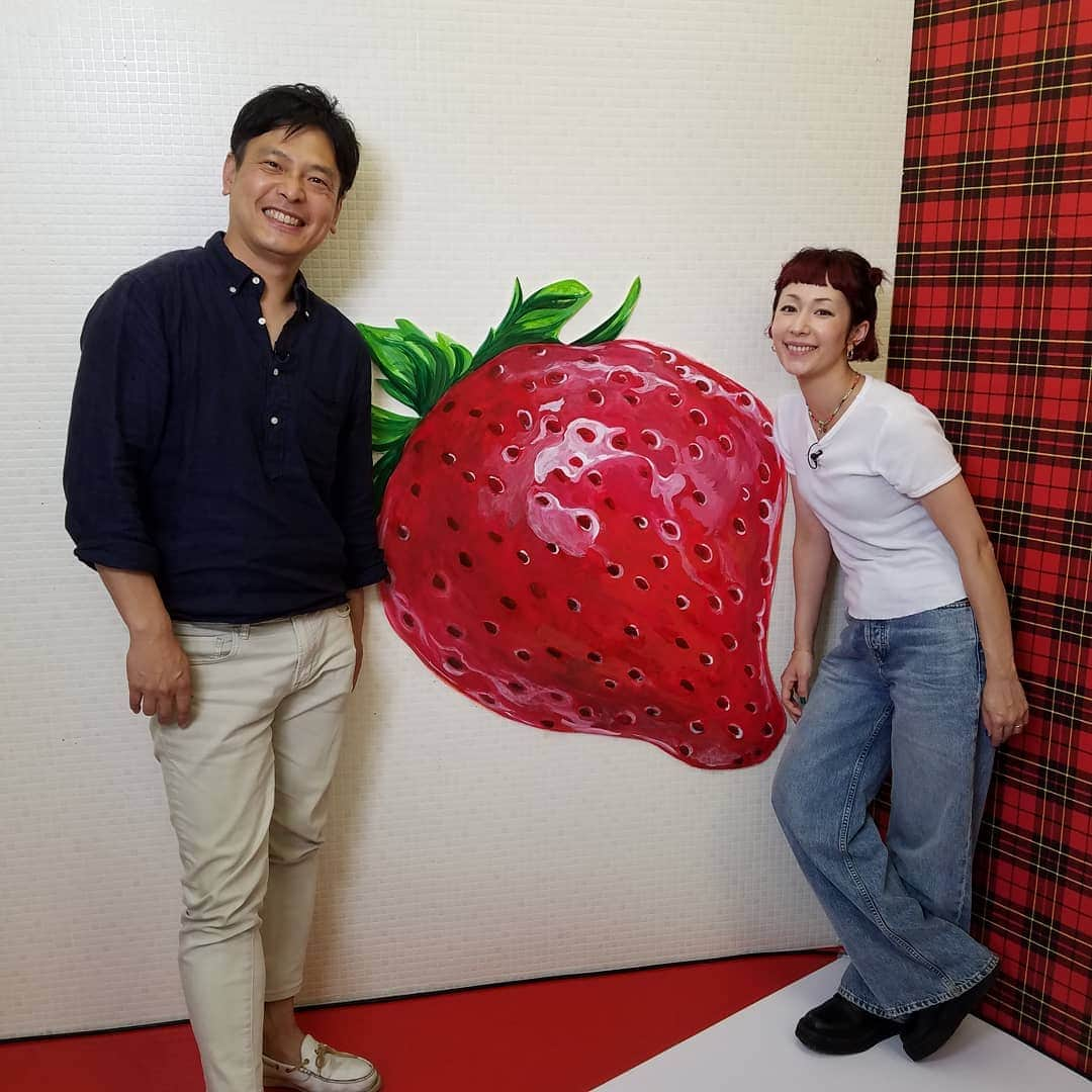 田畑竜介さんのインスタグラム写真 - (田畑竜介Instagram)「木村カエラさんにインタビュー🎤  15周年を迎え制作された 最新アルバム『いちご』について たっぷりお話を聞きました😊  スタッフお手製のいちごセットに カエラちゃん喜んでくれました😌 『いちご』に詰め込んだ カエラさんの想いに触れ、 15年の成長、進化を感じました😌  後日、チャーバスで放送しますので、 お楽しみに♪  #rkbテレビ  #チャートバスターズR  #チャーバス  #木村カエラ  #いちご」7月22日 22時05分 - tabacchi_rkb