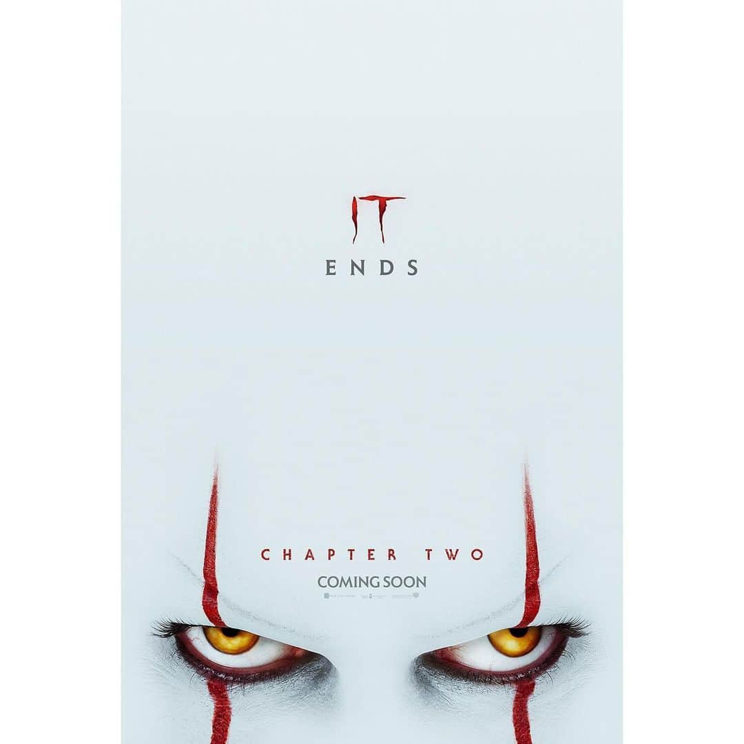 Filmarksさんのインスタグラム写真 - (FilmarksInstagram)「🎈US版ポスターが解禁🎈﻿ ﻿ 『IT／イット THE END “それ“が見えたら、終わり。』（2019年製作）﻿ 原題: It : Chapter Two﻿ ・﻿ 上映日：2019年11月1日／製作国：アメリカ﻿ ﻿ あらすじ▼▼▼﻿ 前作で“それ“との死闘を繰り広げた下水道に大量の水が流れ出し、誰かが溺れている。朦朧となる意識の中、手を差し伸べてきたのは…“それ“。﻿ 27年の時を経て悪夢がまた手を伸ばす！　﻿ ﻿ デリーに久々に戻ってきたルーザーズ・クラブの仲間たち。だが…ルーザーズ・クラブは7人のはず。しかし映像で確認できるのは6人のみ。そう、スタンリー（アンディ・ビーン）の姿がないのだ！　﻿ ﻿ そして、ただ一人町に残ったマイク（イザイア・ムスタファ）は言う「この町を離れると、記憶が薄れていく…だが僕は残った。すべてを覚えている」。どうやら、他のメンバーは27年前の悪夢をあまり覚えていない様子。しかし、町に戻ってきたことによって徐々に忘れていた恐怖が呼び起され、ベバリー（ジェシカ・チャスティン）が思い出したようにつぶやく「ペニーワイズ…!!」。「“それ“がまた現れたら必ず戻る」と誓った27年前の＜約束＞を守るその時が来てしまったのだ。﻿ ・﻿ #IT #IT2 #movieposter #pennywise #itmovie﻿ #movie #cinema #映画部 #映画好き #映画鑑賞 #映画好きな人と繋がりたい #Filmarks﻿ ・﻿ ©2019 WARNER BROS. ENTERTAINMENT INC. AND RATPAC-DUNE ENTERTAINMENT LLC. ALL RIGHTS RESERVED.」7月22日 22時05分 - filmarks_official