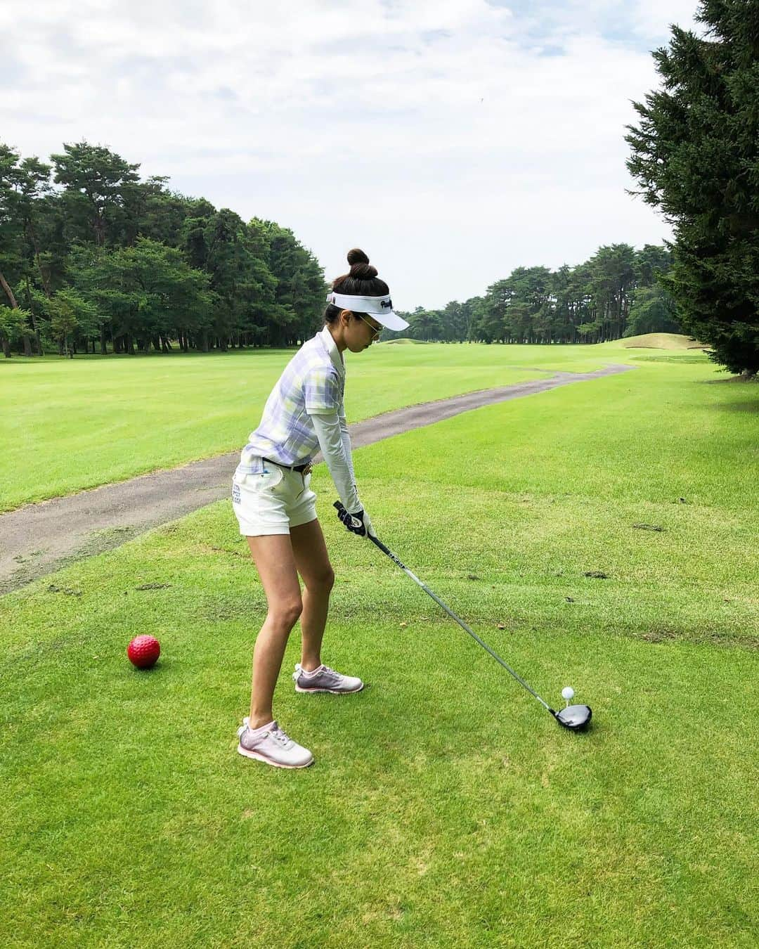 若尾綾香さんのインスタグラム写真 - (若尾綾香Instagram)「☆ golf⛳️ 前半57 後半56 スコア113⭐︎ 良いショット打てたり、 ミラクルが起きたり、 池のプレッシャーに負けたり。笑 ゴルフは奥が深くて面白い🏌️‍♀️ レッスンはまた田中さんにお世話になりました🐥 次は秋かな🍂？ . tops&bottom #kissonthegreen sun visor #parlygates  globe #callaway  shoes #footjoy . #golf#golfswing#golfwear#callawaywear#callawayclubs#kissonthegreen#perlygates#ゴルフ#ゴルフスイング#ゴルフウエア#キャロウェイ#ゴルフクラブ#ゴルフラウンド#キスオンザグリーン#テーラーメイド#パーリーゲイツ#フィラ」7月22日 22時06分 - ayaka_wakao