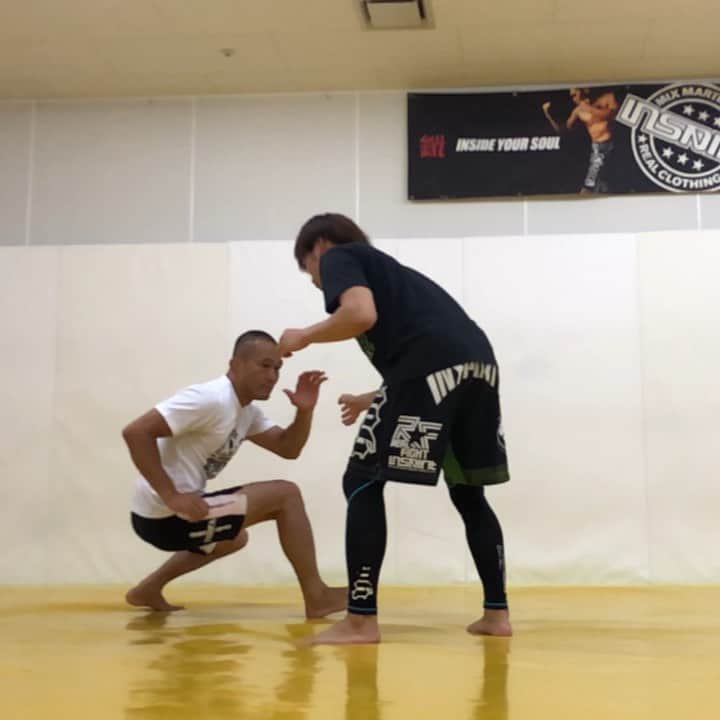 のインスタグラム：「This shorts is good for leglocker 🦵 （モデル着用サイズS） #今日のテクニック #leglock #leglocker #technic #shooto #catchwrestling #mma #jiujitsu #rootsgym #workout #ダイエット #会員募集中 ・・・ Two in One スポーツ時のフィット感、またインナーが見えてしまう、そんな不安をこの一枚でストレスフリーに。 上着を着てしまえばファイトショーツを履いているように見え、スパッツ代やショーツ代を考えると半分以下のコストパフォーマンス。 全てのワークアウト時を考えポケットは有りません。 （インナーに小さなコインポケットは有ります。） どんなスポーツシーンで大活躍のアスリートパンツ。 只今プロモーションセールにて販売中！！ 定価 7,200円 → 6,500円（税抜き） www.inspirit.jp #inspiritjapan #トレーニング#格闘技#総合格闘技 #キックボクシング #レスリング#ボクシング#フィットネス #ランニング #ランニングウェア#スポーツ#スポーツウェア#トレーニングウェア #ruminasatotrainingmethod」