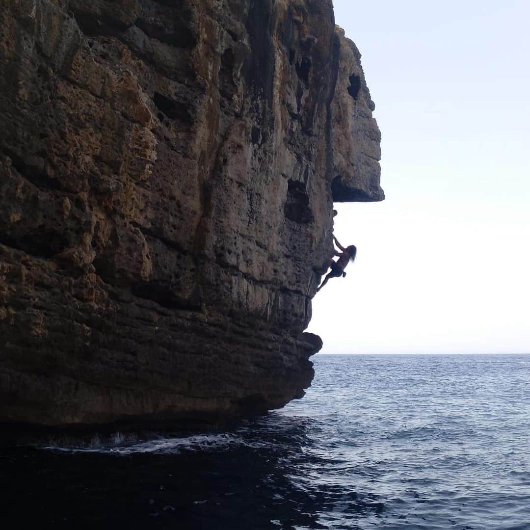 クリス・シャーマさんのインスタグラム写真 - (クリス・シャーマInstagram)「So special to share one of my all time favorite places with some of my all time favorite people. Even more it was so cool to see @prideofgypsies feel the island and this style of climbing embrace him.  Much love hermano, after telling you about Mallorca and deep water soloing for so long it was such a treat to give you the proper tour. And even better that conditions permitted us to experience it at its finest.  @rockandwatermallorca @psico.bloc @alarconjimena」7月22日 22時07分 - chris_sharma