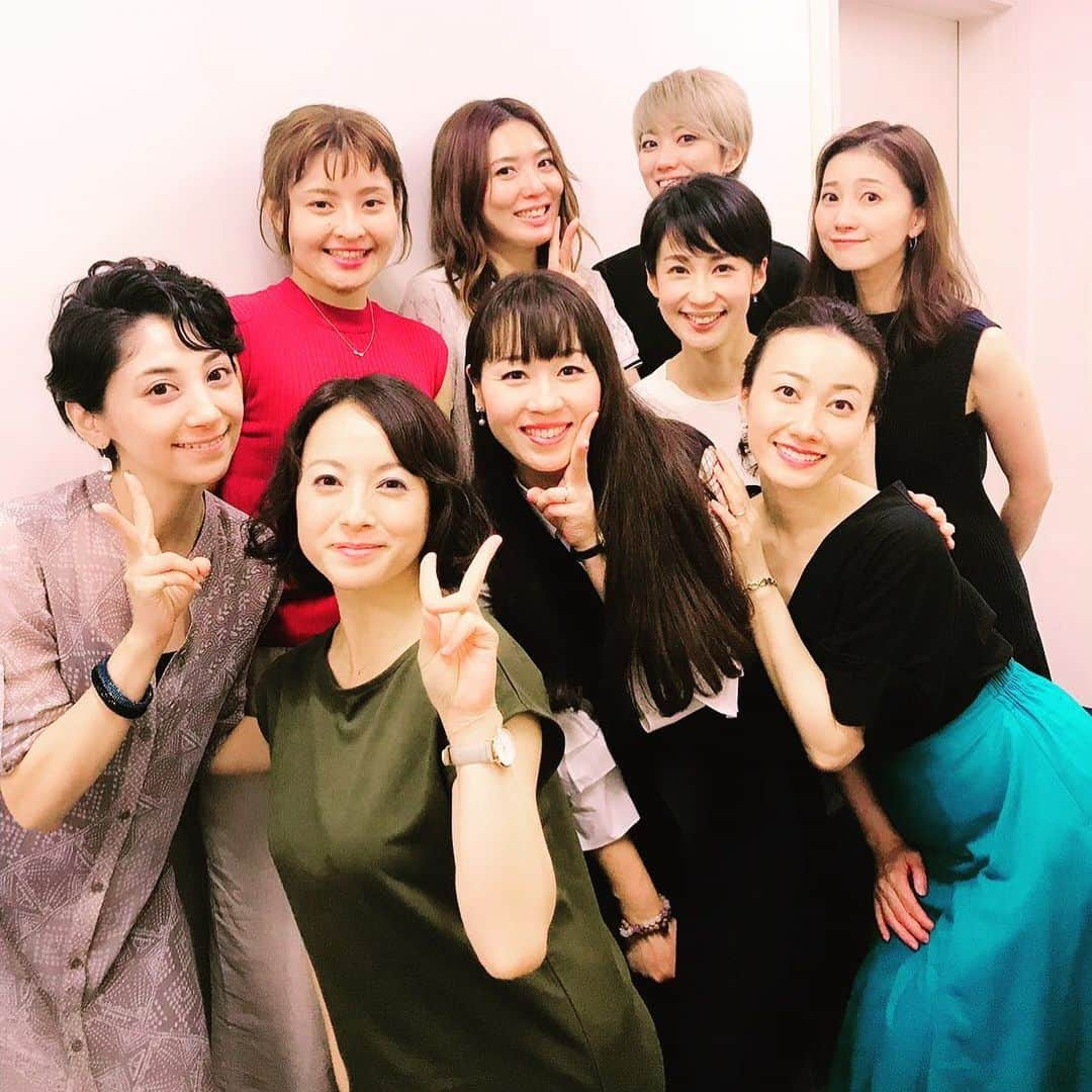 蓮城まことさんのインスタグラム写真 - (蓮城まことInstagram)「🕺 昨日は宙組公演千秋楽、 せーこの卒業の日で、 退団のお手伝いしてきました✨ 本当にキラキラしてて、幸せそうで 近くで支える事が出来て本当に良かった😊 本当にお疲れ様でした、 よく頑張ったね☺️ これからもせーこスマイルで幸せな人生を💕 一緒にお手伝いした皆とも久しぶりに会えて 嬉しかったなぁ🥰 #宝塚 #宙組 #オーシャンズ11  #千秋楽 #純矢ちとせ #卒業 #おめでとう #お疲れ様 #お手伝い #89期 前列から #華月由舞 #妃宮さくら #舞姫あゆみ #大月さゆ #天宮菜生 #桜寿ひらり #蓮城まこと #七海ひろき #夢咲ねね」7月22日 22時07分 - makotorenjo_king_official