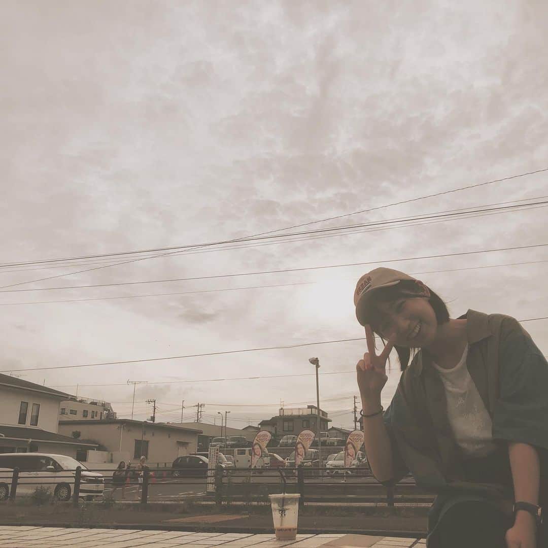 上野優華さんのインスタグラム写真 - (上野優華Instagram)「OTODAMAに遊びに行った時の🏖🐠☀️ 海ぼーっと見ながらくつろいでる笑 山育ちなので海って特別。 非日常な感じ。  いつ見ても心和らぐけど、ここまでゆっくりすることも無かったから幸せだったなぁ。  持ってるのは 大好きなC1000ですね笑  3枚目の写真は 撮影 @kimaguren_kurei  #海 #三浦海岸 #Sea #🏖🐠☀️ #OTODAMA #クレイユーキーズ #夏 #SUMMER #休日 #休日の過ごし方 #山育ち #徳島 #出身 #海岸 #カジュアル #カジュアルファッション #デニムコーデ #Tシャツコーデ #スポサン #スポーツサンダル  #キャップ #キャップ女子#C1000 #好き #大好き #海行きたい」7月22日 22時08分 - yuukaueno0205