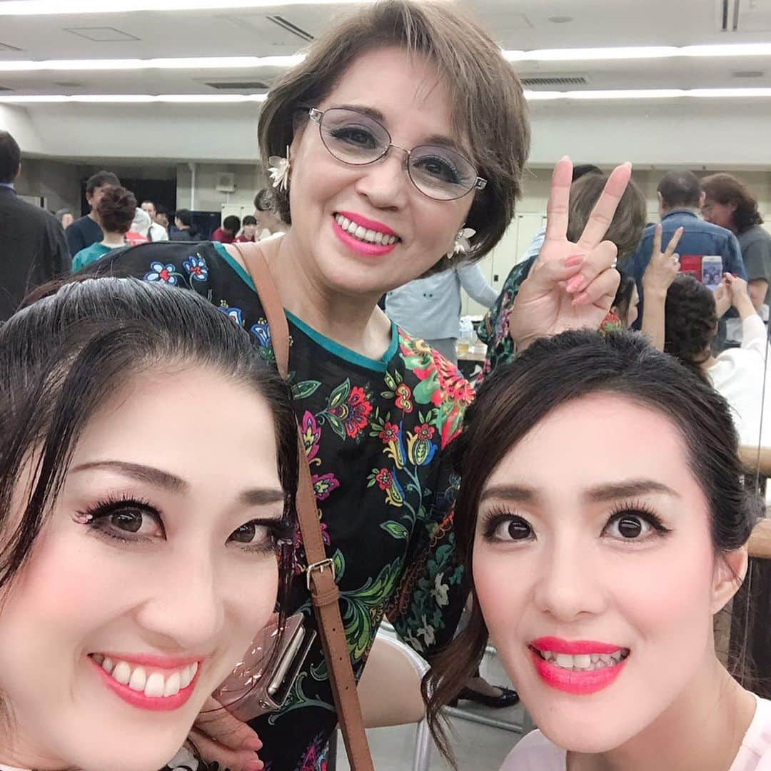 沢希理寿さんのインスタグラム写真 - (沢希理寿Instagram)「NHKホールでのパリ祭の様子です パリ祭ツアーの小田原⇨神戸⇨岡山⇨瀬戸田⇨名古屋⇨金沢公演も無事に終わり 2019年パリ祭、無事に全公演終了しました！  NHKホールでのパリ祭の様子をお届けします！ NHKホールはやっぱり広い！ 紅白歌手の方々の見る景色を見れて幸せでした！  今年は少し上級生になり笑 出番も増えて忙しかったけど みんなと歌って踊って楽しかったです！  先輩方の歌い踊られる姿に感動しました！  パリ祭ツアーの様子もまたアップします！  #パリ祭 #NHKホール #シャンソン #ピエロになりました🤡 photo by #KOG #鳳蘭 さん #風かおる さん #姿月あさと さん #パトリックヌジェ さん #花木さち子 さん #上村マキ さん」7月22日 22時18分 - rizu_sawaki