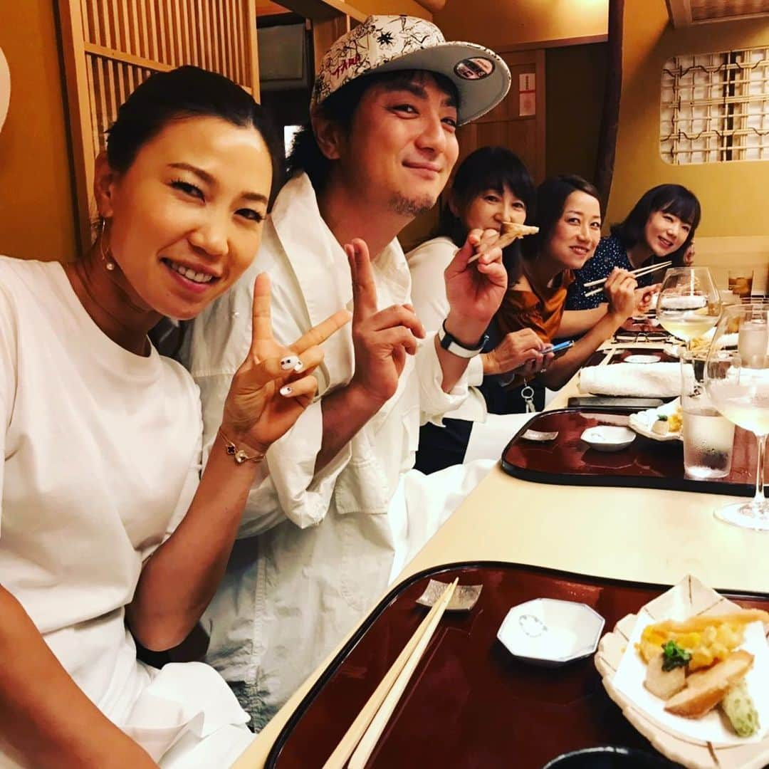 上地雄輔さんのインスタグラム写真 - (上地雄輔Instagram)「あー美味かた😁あー笑った #ゴルフ#プロ#みんな#頑張れー😆 #上田桃子 #ひろえちゃん ＃原江里菜 #有村智恵 #宮里聖志くん」7月22日 22時18分 - usk_kmj