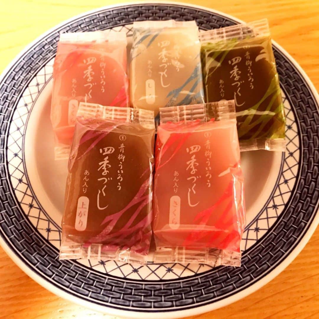 加藤美和さんのインスタグラム写真 - (加藤美和Instagram)「Got a souvenir when I went to Nagoya! Uiro is a steamed cake made of rice flour! It’s chewy and sweet! Love the pink Sakura Uiro the best! Do you have a favorite confectionary in your country?  さくらの ういろうが1番のお気に入りです🌸  #japan #japanese #uiro #nagoya #nagoyajapan #aichi #prefecture #culture #japaneseculture #sakura #pink #cherryblossom #confectionary #wagashi  #日本#文化 #和文化 #さくら #桜 #あん入り #ういろう #名古屋 #愛知県 #愛知 #抹茶 #しろ #上がり #美味しい #食べ物 #青柳ういろう」7月22日 22時10分 - miwakato_