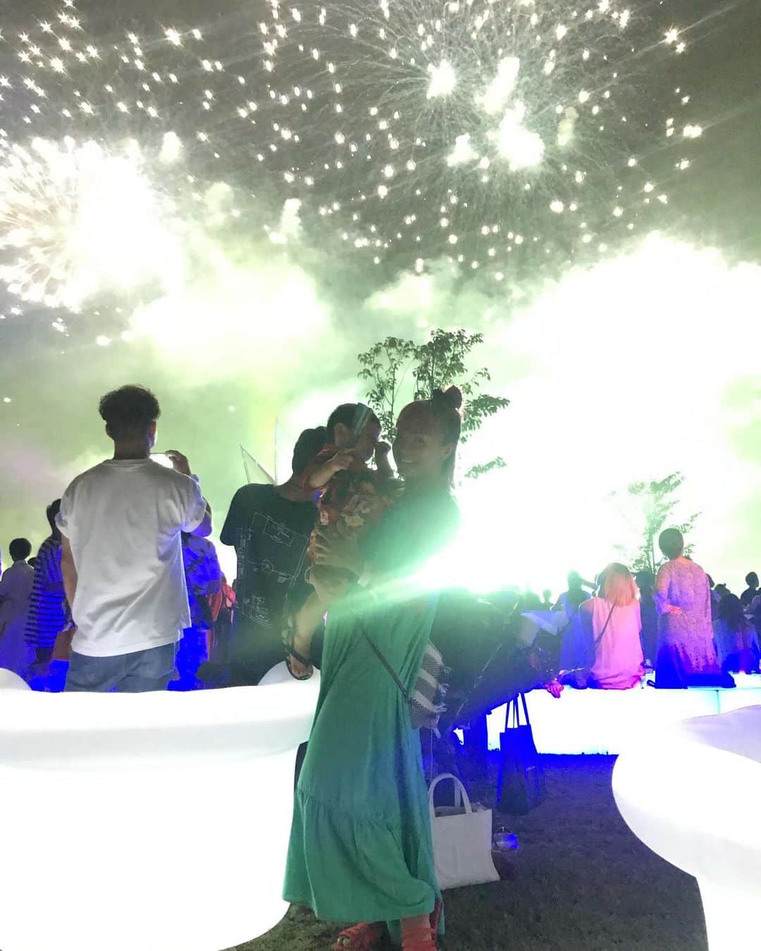 Nazukiのインスタグラム：「STAR ISLAND🌟🌟🌟 行ってきました😊😊😊 花火に音楽にダンスにFLYBORDに照明に全てが圧感でした👏🏻👏🏻 こんな花火大会みたことないし、世界レベルだと思う👍  レンは最初びびって泣きわめいたけど、途中からノリノリになっていてよかった👏🏻👏🏻 子供にもイヤホンが配られたりして、遊べるエリアもありで配慮もすごい👍👍 ほんと最高エンターテイメントSHOWでした🌟🌟🌟 夏を感じたイベント🎊🥂 @dancingmio さん ありがとう😊  #STARISLAND2019  #hanabi #summer #dance #music #flybord #beach #entertainment #show #花火 #エンターテイナー #シンママ #シンママライフ #男の子ママ」
