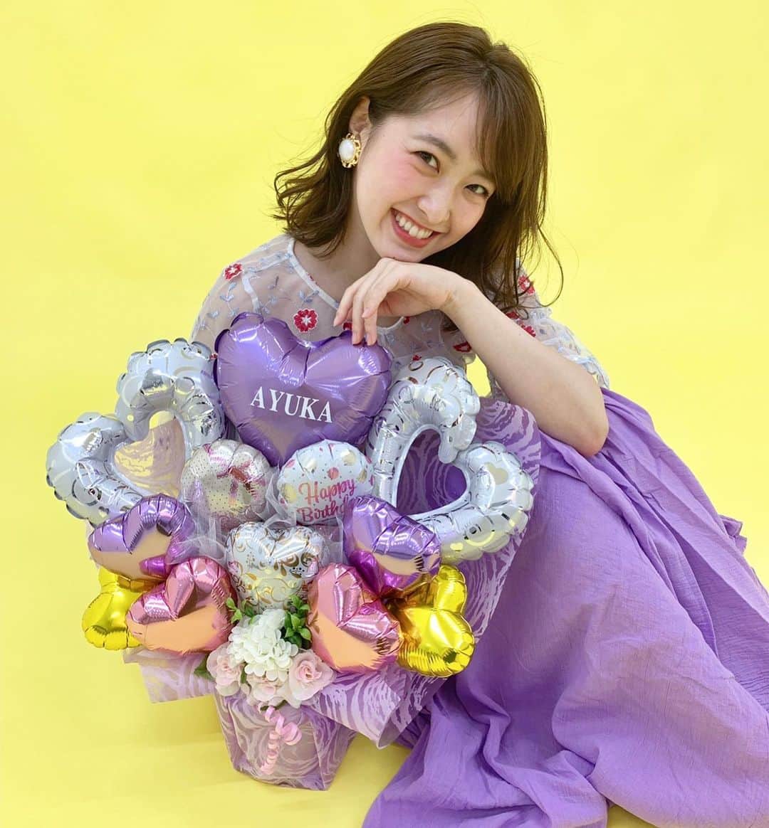 のインスタグラム：「きっと今年最後のお祝いをいただきました♡♡ 撮影中にサプライズでとてもうれしかったぁ！ ありがとうございました😊 それにメイクさんからは15着もお洋服もらっちゃった😮 たくさん着ます👌✨ . . こないだ今年できることを書き出してて、 ついでに25歳の1年を占ってみたら、 今向き合ってることと同じだったの！ . 今年はもっとチャレンジをして 新しいことを増やしていこうと思います💟 . . #誕生日 #バルーンギフト #撮影中 #サプライズ #プレゼント #25歳 #今年の運勢  #占い結果 #インターネット占い館miror @miror_jp #photographer#birthdaypresent #birthdayballoon#colorfulworld#miror  #divination#fortune#pr#yellow #purple」