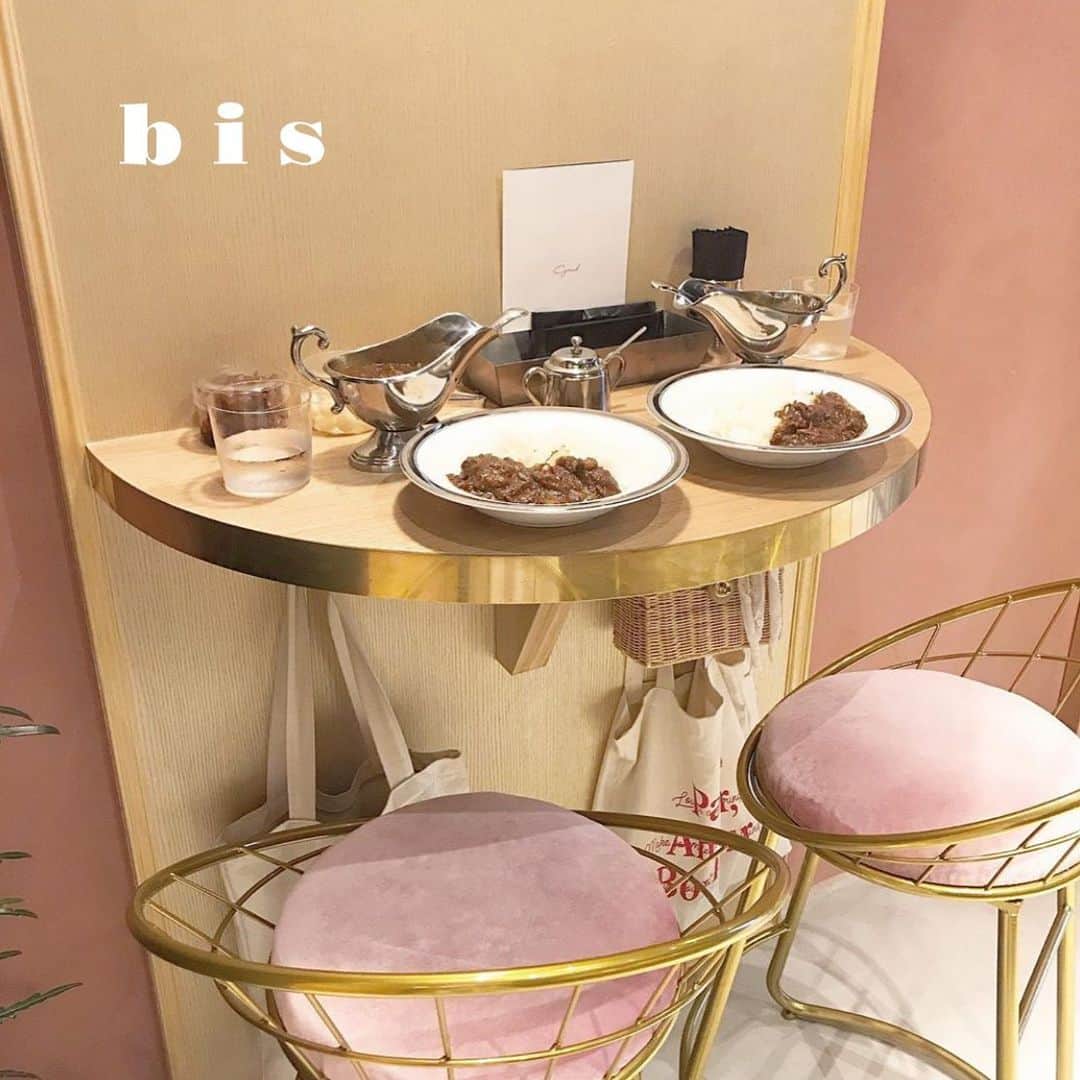 bis_web bis [ビス] さんのインスタグラム写真 - (bis_web bis [ビス] Instagram)「🍛﻿ ﻿ ﻿ 美味しいカレーが食べたいときは﻿ 代官山にある margoth ( マルゴ ) east81st に決まり💕﻿ ﻿ ピンクの椅子と壁で内装もとってもかわいい…💭﻿ ﻿ 欧風カレー が人気の「MARGOTH EAST81ST」へ行ってみては？🍴﻿ @margoth_east81st ﻿ ﻿ ﻿ #カレー #カレー好き #代官山 #代官山カフェ #カフェ巡り #カフェ #먹스타그램 #카페스타그램 #카페 #카페라떼 #카페그램 #인스타푸드 #푸드스타그램 #먹스타그램﻿ #맛집 #먹방 #카페투어 #홈카페놀이 #curry #かれー #curryrice #カレーライス #🍛 #代官山ランチ #ランチ #欧風カレー #欧風 #ピンク #pink」7月22日 22時12分 - bis_web