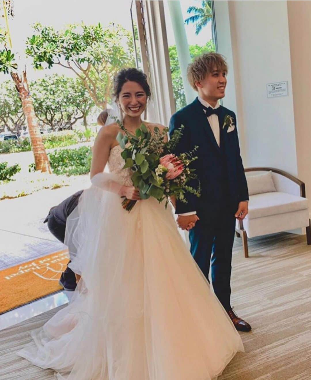 Choole 業界初、オンライン結婚式準備サービスさんのインスタグラム写真 - (Choole 業界初、オンライン結婚式準備サービスInstagram)「唐突なファーストミート💐 こちらの花嫁さま、とてもにこやかな笑顔ですが、実はファーストミートがあると知らなかったそうです😳 ファーストミートでみんなの顔見て、泣きそうになったのを必死に堪えてるというお写真。素敵ですね☺️ @_maco0517_ さんのインスタグラムは他にも素敵なお写真がたくさんありますので、みなさんもぜひ参考にしてみてくださいね💐 . photo by @_maco0517_ . この写真の雰囲気に合うプランが 「LINEでスクショを送るだけ」で チュールウェディング(Choole)で見つかる👗  @choole_wedding からHPをチェック  #ロケーション前撮り#ウェディングフォトグラファー#ブライダルカメラマン#チェリフォト#結婚式写真#フォト婚#フォトウェディング#ウエディングフォト#ウェディングフォト#結婚式前撮り#結婚写真#choole#全国の花嫁さんと繋がりたい#プレ花#花嫁会#大人婚#オリジナルウェディング#花嫁準備#結婚準備#プレ花嫁#全国のプレ花嫁さんと繋がりたい#関東花嫁#プレ花嫁準備#おしゃれ花嫁#卒花#結婚式レポ#日本中の花嫁さんと繋がりたい#プレ花嫁さんと繋がりたい#結婚式準備#関西花嫁」7月22日 22時13分 - tokihana_wedding