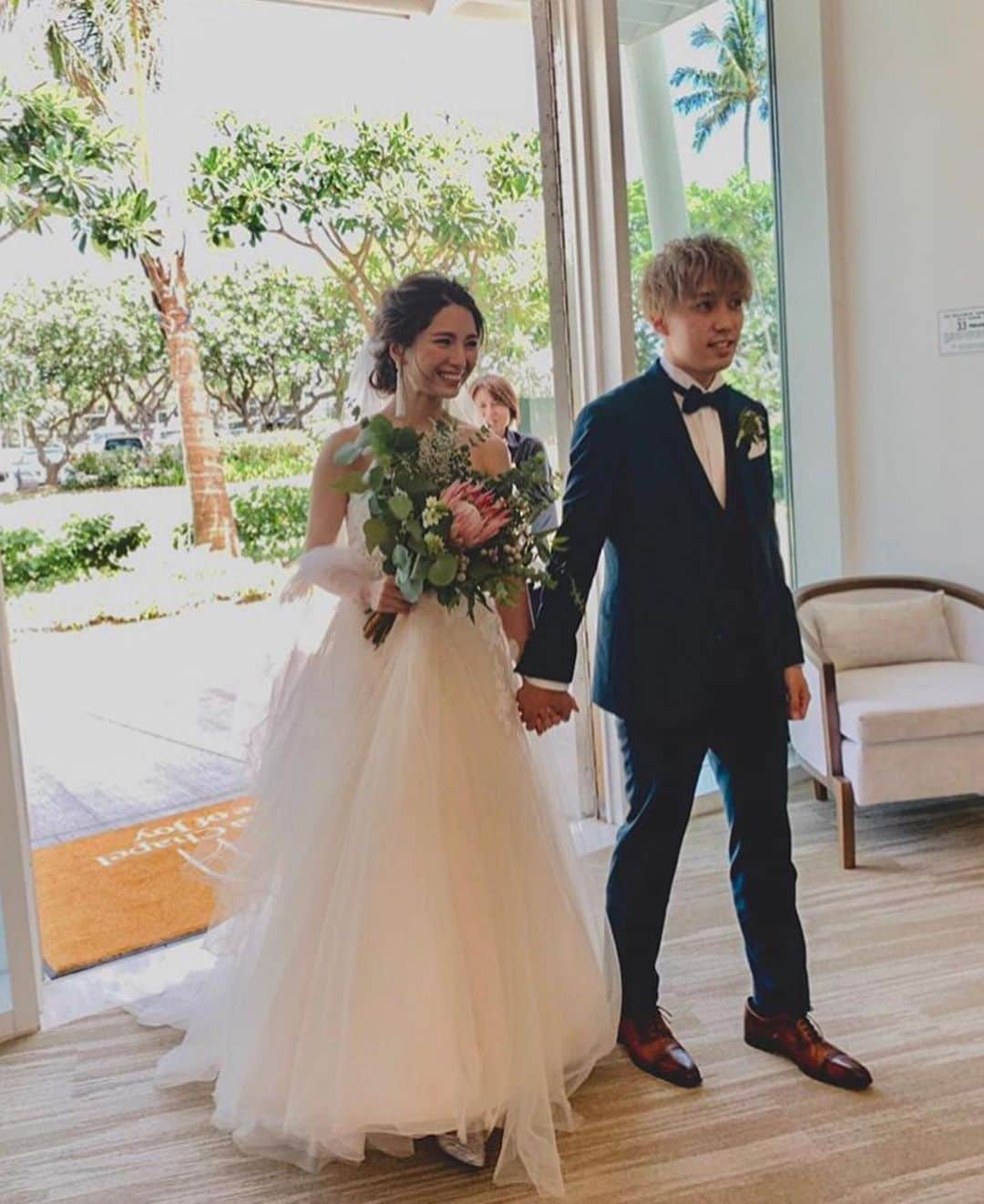 Choole 業界初、オンライン結婚式準備サービスさんのインスタグラム写真 - (Choole 業界初、オンライン結婚式準備サービスInstagram)「唐突なファーストミート💐 こちらの花嫁さま、とてもにこやかな笑顔ですが、実はファーストミートがあると知らなかったそうです😳 ファーストミートでみんなの顔見て、泣きそうになったのを必死に堪えてるというお写真。素敵ですね☺️ @_maco0517_ さんのインスタグラムは他にも素敵なお写真がたくさんありますので、みなさんもぜひ参考にしてみてくださいね💐 . photo by @_maco0517_ . この写真の雰囲気に合うプランが 「LINEでスクショを送るだけ」で チュールウェディング(Choole)で見つかる👗  @choole_wedding からHPをチェック  #ロケーション前撮り#ウェディングフォトグラファー#ブライダルカメラマン#チェリフォト#結婚式写真#フォト婚#フォトウェディング#ウエディングフォト#ウェディングフォト#結婚式前撮り#結婚写真#choole#全国の花嫁さんと繋がりたい#プレ花#花嫁会#大人婚#オリジナルウェディング#花嫁準備#結婚準備#プレ花嫁#全国のプレ花嫁さんと繋がりたい#関東花嫁#プレ花嫁準備#おしゃれ花嫁#卒花#結婚式レポ#日本中の花嫁さんと繋がりたい#プレ花嫁さんと繋がりたい#結婚式準備#関西花嫁」7月22日 22時13分 - tokihana_wedding