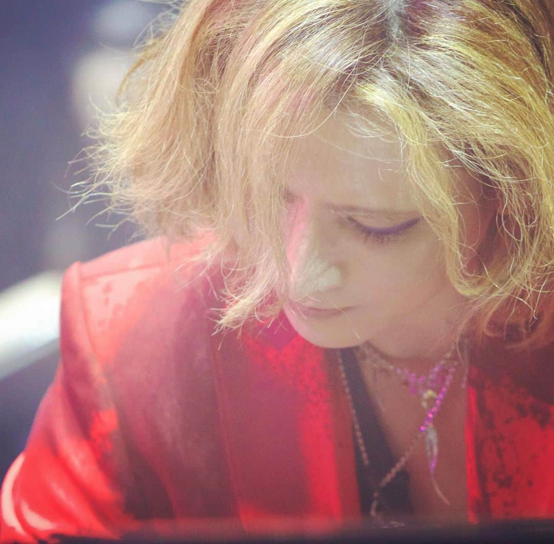 YOSHIKIさんのインスタグラム写真 - (YOSHIKIInstagram)「Just performed in Paris. Always amazing to be with you. You made me cry. Can’t wait see you again. Xx パリでのコンサート、いつものように自分でも感動して涙した。また近いうちに会おうね。」7月22日 22時13分 - yoshikiofficial