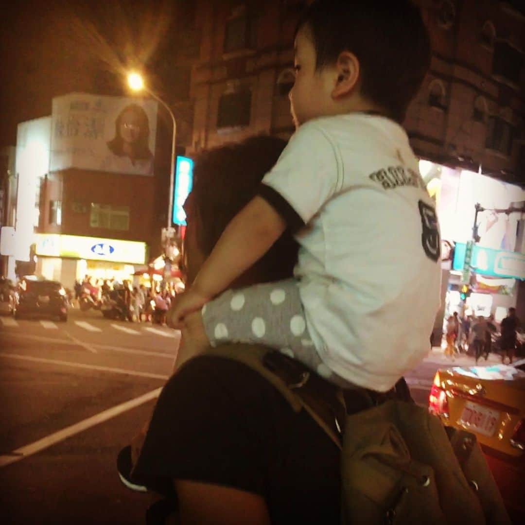 一柳夢吾さんのインスタグラム写真 - (一柳夢吾Instagram)「さあ、好感度を上げるお時間です。  兄貴夫婦が台湾へ遊びに来ました！  甥っ子たちも夜市を堪能。  My brother family visited Taiwan🇹🇼 #taiwan#taichung#taiwanlife#family#nephew#台湾ライフ」7月22日 22時19分 - yugo_ichiyanagi