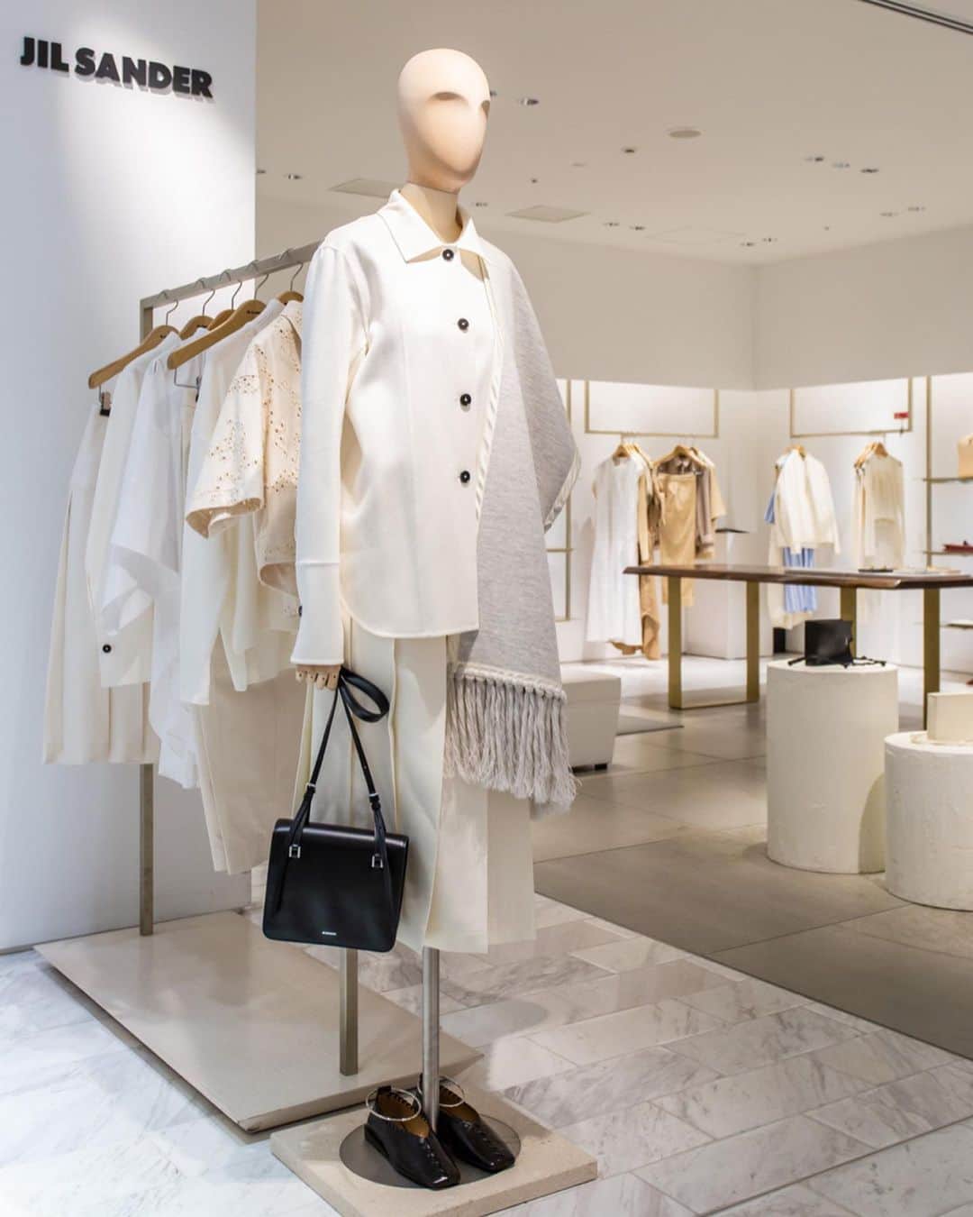 Fashion Headlineのインスタグラム：「シーズナルカタログ『エクセレントウーマン（EXCELLENT WOMEN）』は、カタログ掲載の装いをしたマネキンが伊勢丹新宿店の各ブランドの店頭を彩るのも見所の一つ。 是非、店頭でこの秋のマイスタイルを発見してみて。/promotion ※ブランドによっては、マネキンの着用服が本投稿掲載内容から変更になっている場合がございます ・ #伊勢丹 #三越 #伊勢丹新宿店 #エクセレントウーマン #EXCELLENTWOMEN #カタログ #ジルサンダー#jilsander #マルニ #marni #トムブラウン  #tombrowne #ディースクエアード #dsquared2」