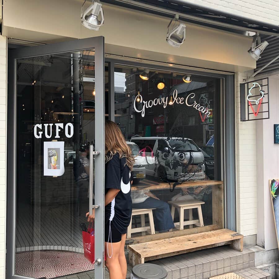 川戸沙羅のインスタグラム：「チートデイの可愛い1コマ🍦💕 実際は戦いに近かった🤣🤣🤣笑  明日お会いする皆さん、私の顔はおそらくパンパンです💁🏼‍♀️ 明日からトレーニングも食事も再開✨  #大阪グルメ #大阪 #チートデイ」