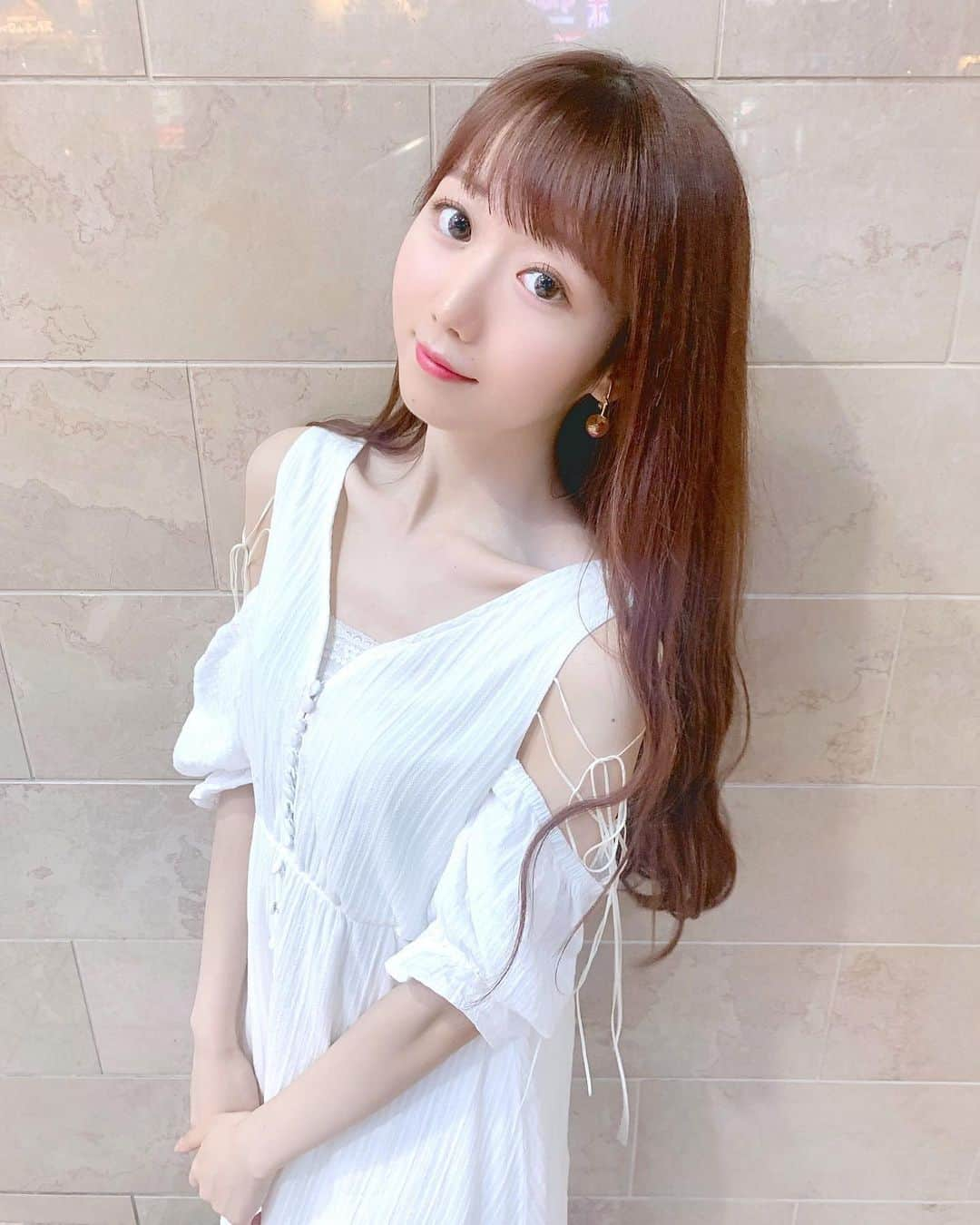 大谷映美里さんのインスタグラム写真 - (大谷映美里Instagram)「👒💭👒💭 ㅤㅤㅤㅤㅤㅤㅤㅤㅤㅤㅤㅤㅤ 今日のお洋服は菅野結以さんのブランド @crayme_official のワンピース♡ ㅤㅤㅤㅤㅤㅤㅤㅤㅤㅤㅤㅤㅤ 展示会に行かせていただいたときに 菅野さんが一緒に選んで下さったんです✨ ㅤㅤㅤㅤㅤㅤㅤㅤㅤㅤㅤㅤㅤ 肩の細いリボンが 腕を華奢に見せてくれてすごく可愛い… ㅤㅤㅤㅤㅤㅤㅤㅤㅤㅤㅤㅤㅤ #crayme #lilybrown #liquem #みりにゃ服」7月22日 22時22分 - otani_emiri