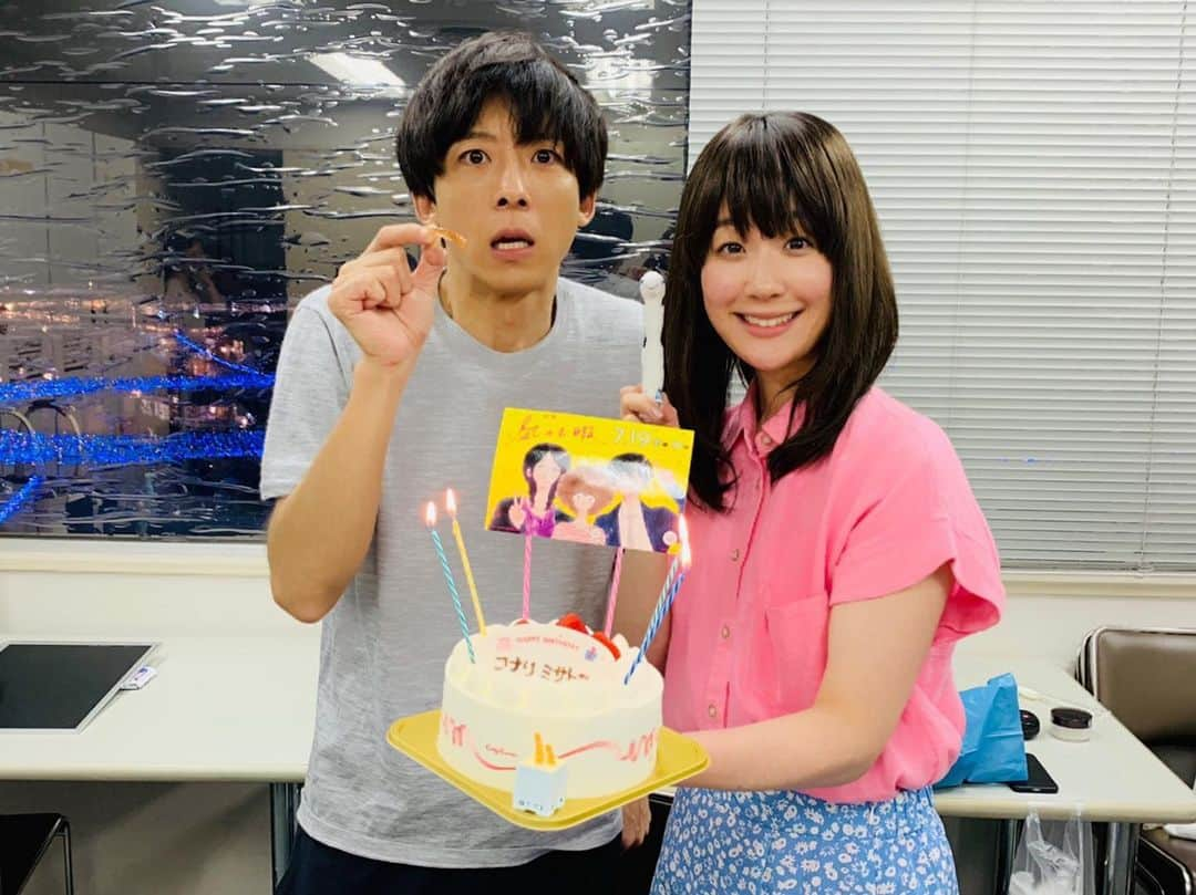 TBS ドラマ「凪のお暇」のインスタグラム：「コナリさん、 HAPPY BIRTHDAY! 2019.07.22  #まだ22日ですよね？ #てことはセーフですよね？ #逆にギリギリの方が記憶に残りますよね？ #そんな言い訳まがいよりも #心からおめでとうございます！！ #さて問題です。 #凪の右手に持っているのは？ #チンアナゴ #でーすーがー！ #慎二の右手に持っているものは？ #わかったら教えてください  #逆に。 #凪のお暇 #黒木華 #高橋一生 #コナリミサト」