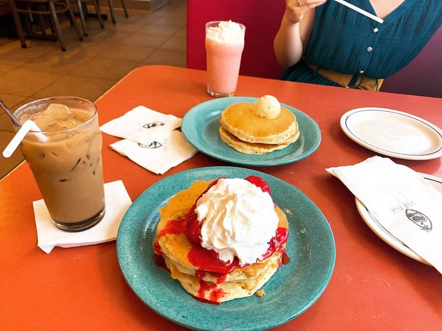 東李苑さんのインスタグラム写真 - (東李苑Instagram)「グアム 食の思い出…🏝 本場の味を堪能！ #pancakes 🥞 めっちゃめちゃ美味しくて本当大満足！ . 枚数も選べるし、 テーブルにシロップが3種類も置かれているから 自由にかけて食べることができます。 . 量も甘さも、自分のお腹と相談しながら頂けるけど 2人でシェアしてこのボリュームがギリかな、、(笑) . メニューも豊富ですごくお気に入りのお店♡ ちなみに私たちは、チーズベースとプレーンの2種類にしたよん😉😉 #ihop #アイホップ」7月22日 22時24分 - az_rion