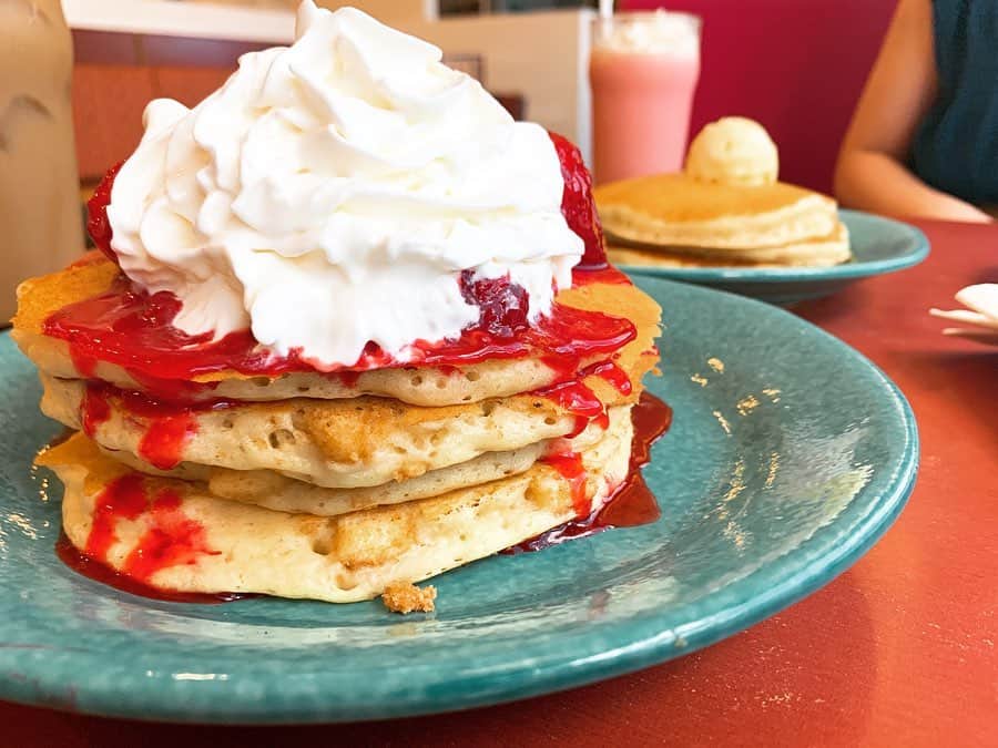 東李苑さんのインスタグラム写真 - (東李苑Instagram)「グアム 食の思い出…🏝 本場の味を堪能！ #pancakes 🥞 めっちゃめちゃ美味しくて本当大満足！ . 枚数も選べるし、 テーブルにシロップが3種類も置かれているから 自由にかけて食べることができます。 . 量も甘さも、自分のお腹と相談しながら頂けるけど 2人でシェアしてこのボリュームがギリかな、、(笑) . メニューも豊富ですごくお気に入りのお店♡ ちなみに私たちは、チーズベースとプレーンの2種類にしたよん😉😉 #ihop #アイホップ」7月22日 22時24分 - az_rion