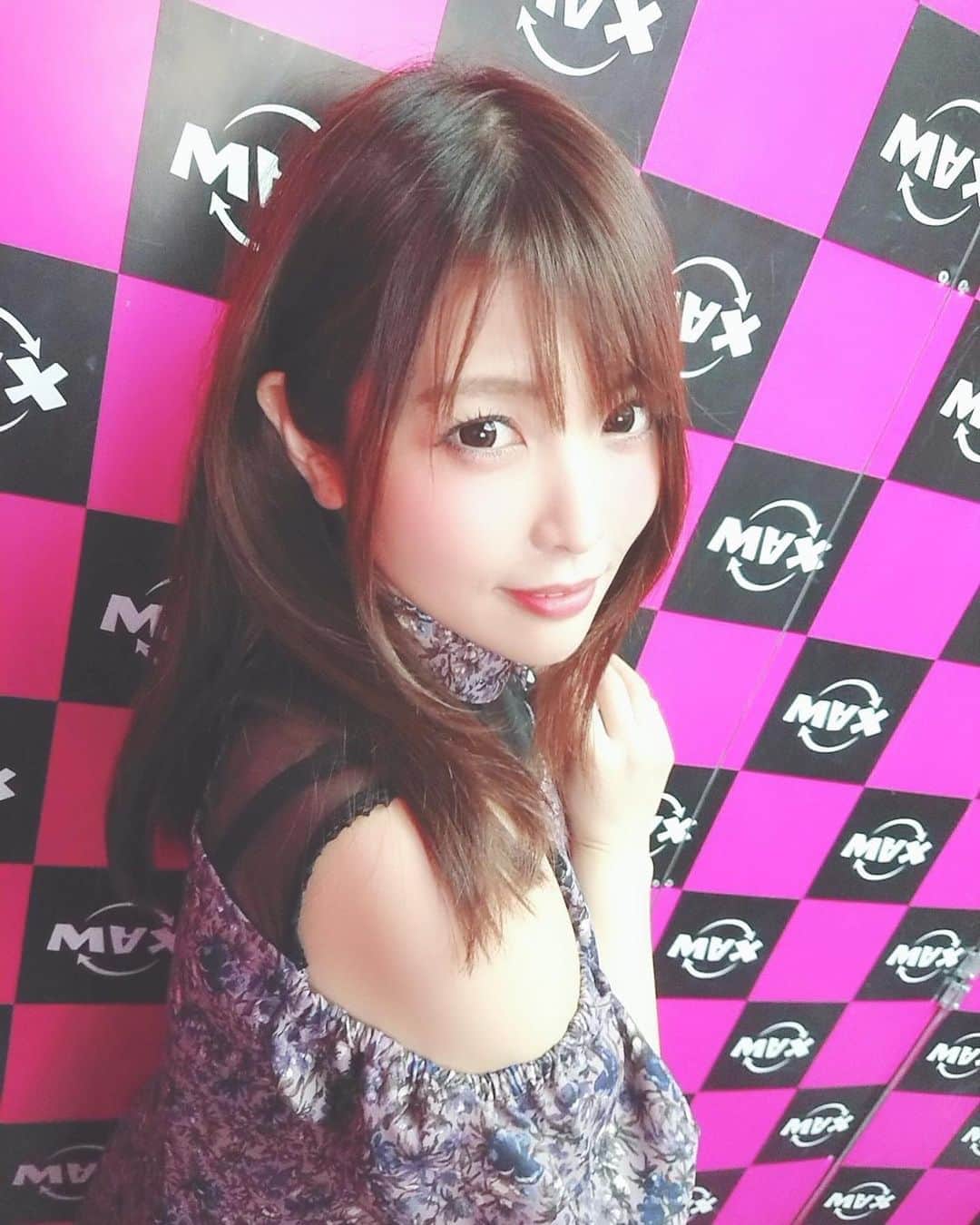 新村あかりのインスタグラム：「7月21日 シャークDVDリリースイベント✨ 買い取りマックスなんば店様 買い取りマックス日本橋店様 ありがとうございました😊  たくさんのかたに来ていただいて本当に嬉しかったです💖 お忙しい中、来てくれた皆さんには感謝です✨  プレゼントもありがとうございます✨  また大阪に来れますように❤︎」