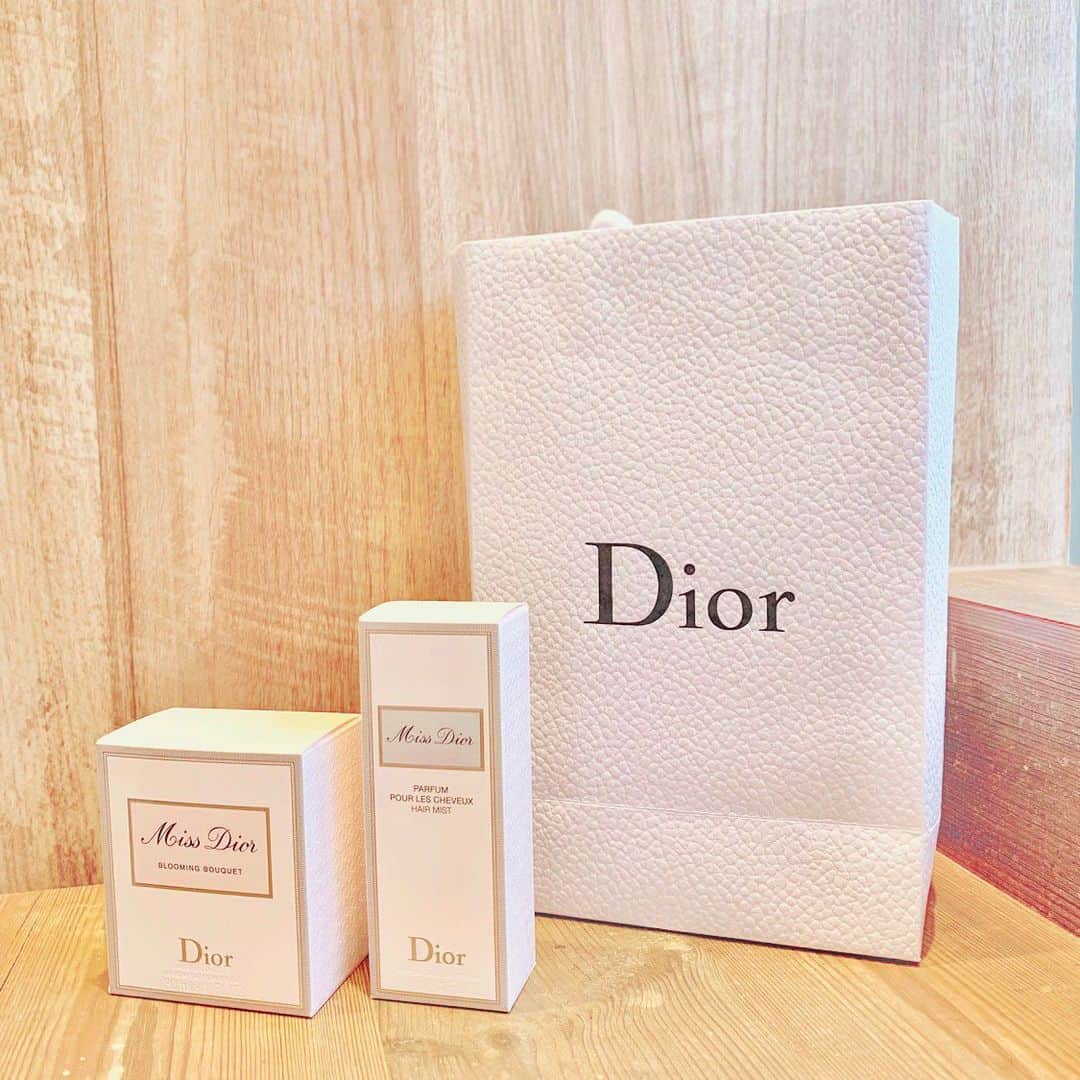 長谷川怜華さんのインスタグラム写真 - (長谷川怜華Instagram)「.. .. Miss Dior ヘアミスト♪ Miss Dior ブルーミングブーケ💐  どちらも好きな香り♡ 久々に購入してみました♪  あとはこの見た目が 可愛すぎる！！！ #dior #missdior #香水 #ヘアミスト .. ..」7月22日 22時38分 - hasegawa_reika
