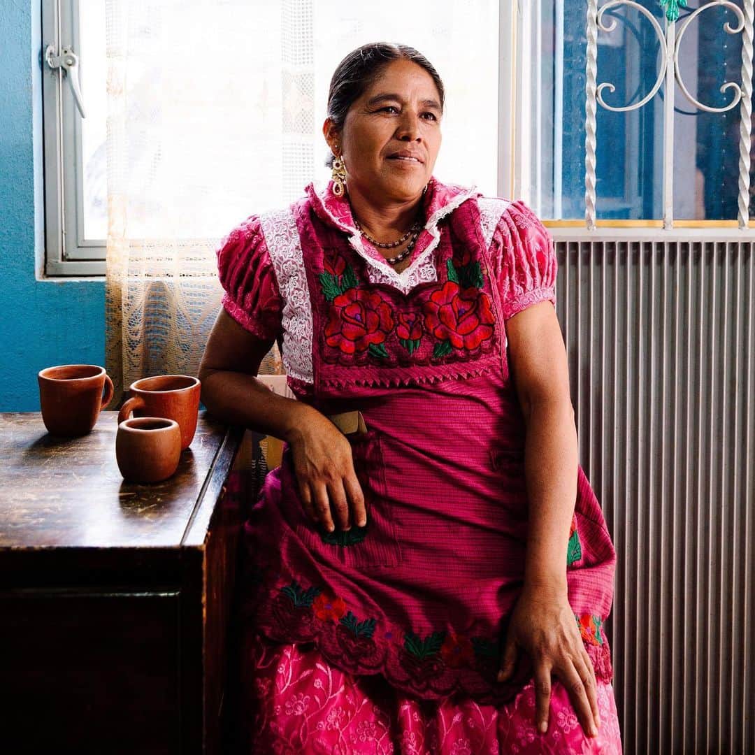 Vogueさんのインスタグラム写真 - (VogueInstagram)「On @philipnix's recent trip to Oaxaca’s Central Valleys, he photographed local artisans, such as Macrina (pictured above in her studio), one of the head artisans in a remote Zapotec village inhabited strictly by women in Oaxaca’s Central Valleys. She is the latest in a succession of over 12 generations of women working in red clay, or barro rojo, and the methods haven’t changed. Tap the link in our bio to see more from Nix's trip. Photographed by @philipnix」7月22日 22時40分 - voguemagazine