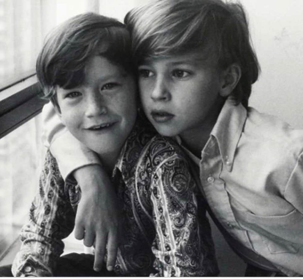アンダーソン・クーパーのインスタグラム：「31 years ago today, my brother, Carter Cooper, died by suicide. It is still hard to imagine, hard to comprehend. Not a day goes by when i do not think of him and miss him terribly. Jan 27, 1965- July 22, 1988.」