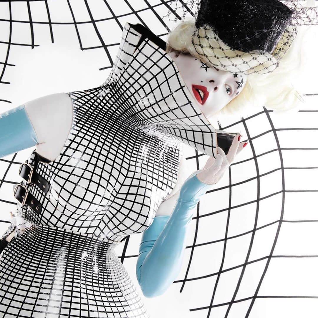 のインスタグラム：「#whycantiByou??! The amazing @bcompleted steps into the #future 👄  Repost @bcompleted ・・・ Just B you ..... 📸 @sequoiaemmanuelle 💇🏻‍♀️ @clydehairgod 💄@rosharofficial 💅🏻 @nailbawse #fashion available @theresidencyexperience 👆🏻👆🏻」