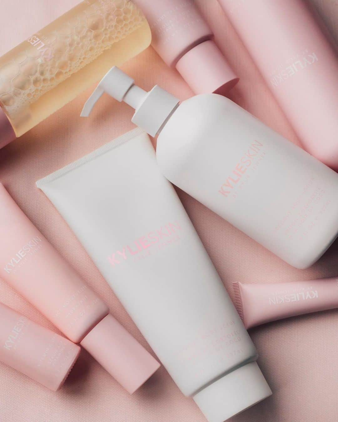 クリス・ジェンナーさんのインスタグラム写真 - (クリス・ジェンナーInstagram)「Happy Monday!! @kyliejenner’s summer body @kylieskin collection launches TODAY at 9am pst!! And for anyone who missed out on drop 1, or who needs to stock up, the 6 amazing products from the drop 1 collection will be restocked too!! Be quick! KylieSkin.com 🥥❤️」7月22日 22時52分 - krisjenner