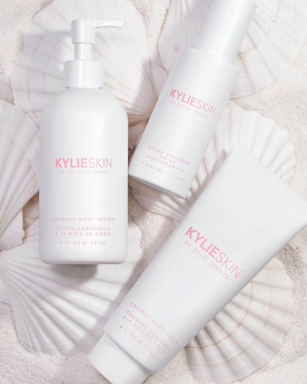 クリス・ジェンナーさんのインスタグラム写真 - (クリス・ジェンナーInstagram)「Happy Monday!! @kyliejenner’s summer body @kylieskin collection launches TODAY at 9am pst!! And for anyone who missed out on drop 1, or who needs to stock up, the 6 amazing products from the drop 1 collection will be restocked too!! Be quick! KylieSkin.com 🥥❤️」7月22日 22時52分 - krisjenner