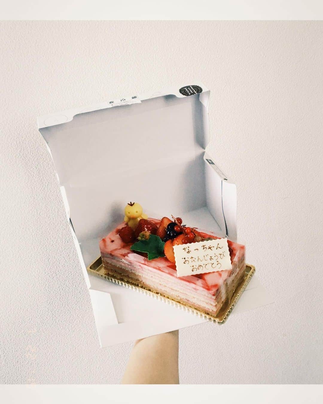 徳本夏恵（なちょす）さんのインスタグラム写真 - (徳本夏恵（なちょす）Instagram)「﻿ お姉様が誕生日ケーキを持ってやってきてくれた日。﻿ ﻿ センスばつぐん。﻿ イチゴのケーキは大好物なんです。﻿ ヒヨコちゃんも、可愛いポインツ100。﻿ ﻿ ﻿ うれしいなうれしいなぁ〜〜、﻿ ﻿ ﻿ #誕生日#誕生日ケーキ#イチゴ#🍓#イチゴケーキ#21#model#japan#love#ケーキ」7月22日 22時50分 - nachos_kimono