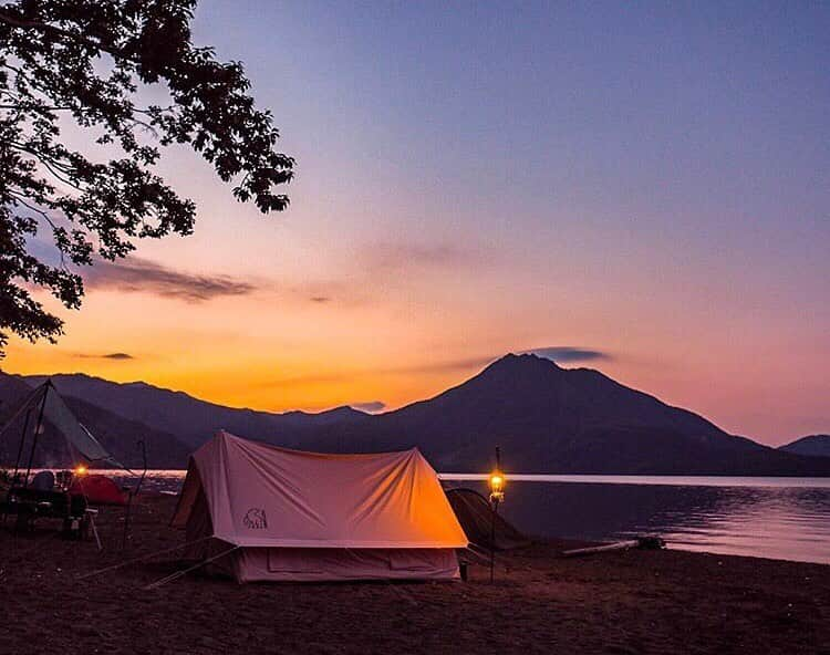 hinata_outdoorさんのインスタグラム写真 - (hinata_outdoorInstagram)「@hidekittiさんのpic✨⠀ ⠀ 夕暮れ🌆、水辺🌊、ユドゥン⛺️⠀ グラデーションで夏の夕空とキャンプ✨🎶⠀ とってもロマンチックな情景です☺️🙌⠀ ⠀ ⠀⠀⠀ 〜梅雨もそろそろ開ける頃☔️夏休み、お盆休みとキャンプのオンシーズンです😆🎶素敵な夏空キャンプ〜⠀⠀ ⠀⠀ まだまだ、お天気がぐずつく今日この頃🥺しかし、そろそろ、梅雨明け間近です👍❗️夏空🌅が美しい素敵なキャンプサイトをご紹介します🥰🙌🏕⠀ ⠀ ⠀⠀⠀ 🌳🌲🌼🌳🌲🌲🌳🌲🌳🌲🌻🌳🌳⠀⠀ #hinataoutdoor を付けて⠀⠀ アウトドア風景を投稿してください😊⠀⠀ 🌳🌲🌳🌲🌻🌲🌳🌲🌳🌼🌲🌳🌳 ⠀ ⠀⠀⠀ 素敵なお写真はリポストさせて頂きます✨ ⠀ ⠀⠀⠀ 🚙キャンプや山登りのアウトドア情報はプロフィールのURLから ➡ @hinata_outdoor ⠀ ⠀ ⠀ ⠀⠀⠀ 🍖美味しそうなキャンプ料理の写真は➡️⠀⠀ @hinata_gohan⠀⠀ *⠀⠀ *⠀⠀ #キャンプ #アウトドア #アウトドアギア #青空#梅雨明け #空がきれい #夏キャンプ #テント#おしゃれキャンプ #絶景キャンプ #campgear #outdoorgear #camp #campliving #outdoor #campstyle #camping #campinglife #camplife #outdoorstyle #outdoors #outdoorliving #outdoorlife #hinataoutdoor #フォローミー #followme」7月22日 22時50分 - hinata_outdoor