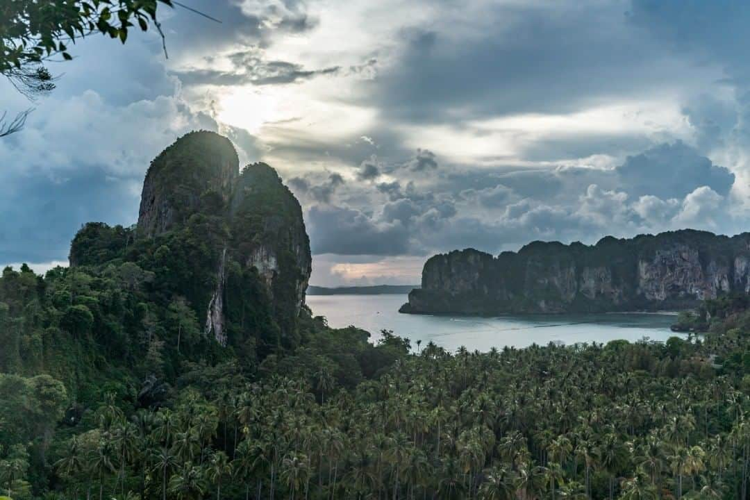 ルフトハンザさんのインスタグラム写真 - (ルフトハンザInstagram)「A long day’s hike through the thicket of the jungle is rewarded by watching the pink sunset over the ocean. #FindYourAdventure #Lufthansa #FlyToBangkok」7月22日 22時54分 - lufthansa