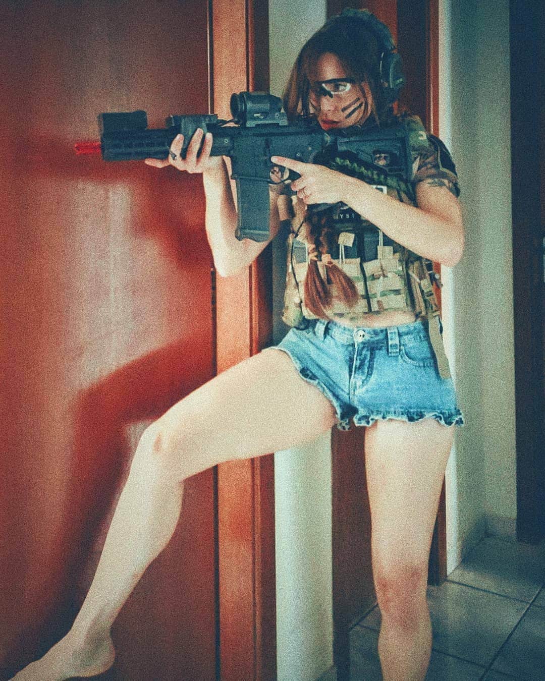 Anna Vargasさんのインスタグラム写真 - (Anna VargasInstagram)「"Hey babe, welcome home! Grab your pistol, put on the eyepro. Take a single step ahead and you'll be at risk of being shot. If I shoot you first, you'll do the dishes tonight, give me a nice massage and anything else I request. If you shoot me first (pfff) I'll fulfill any demands you may have (and dishes are on me of course). Let the games begin...muahaha" Ps. Let's avoid the tv screen and windows, shall we? . #datenight #couplegoals #familyfun #couple #airsoftcouple #airsoft #airsoftgirl #family #love #passion #airsoftlove #wifey #games #lovegame」7月22日 22時54分 - myst.shots