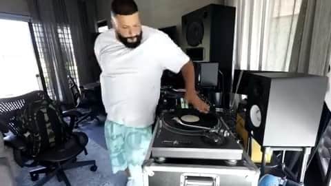 ファンクマスター・フレックスのインスタグラム：「Dj Khaled will be @flexfestofficial !!! August17th !!! You see him on the set!!! Mean!!! (And he’s using vinyl)」