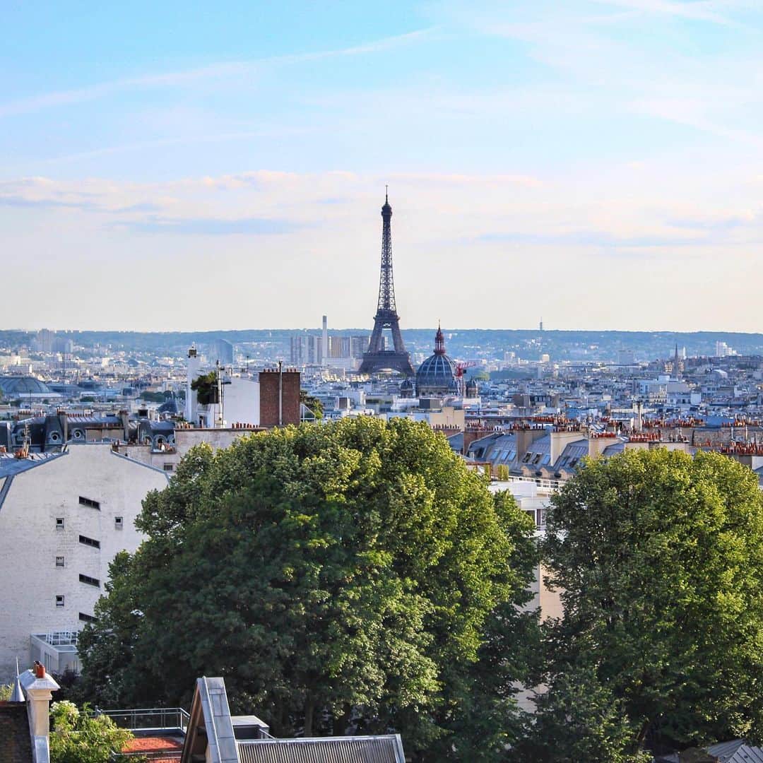 エールフランスのインスタグラム：「See how @clementlazuech spent his weekend, his day at Lollapalooza and discover his favourite places to visit in Paris. Revivez le week-end de @clementlazuech, sa journée au Lollapalooza et découvrez ses meilleures adresses parisiennes. #CarteAFAmex #LollaParis #FrenchFlair」