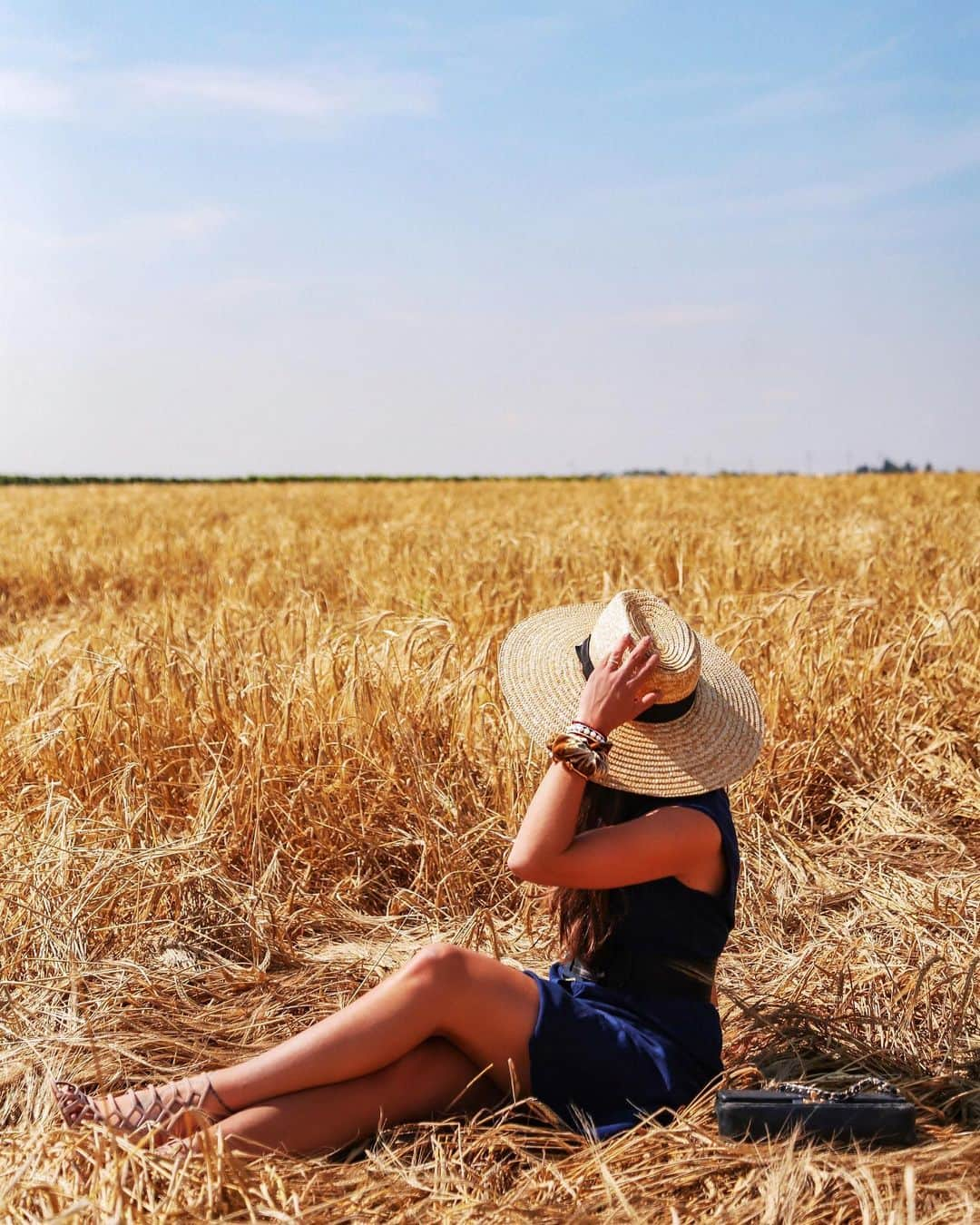 Anniさんのインスタグラム写真 - (AnniInstagram)「„There's nothing like the peace of the countryside, the quiet and the lack of distraction. It helps you to focus your mind.“ Jenny Nimmo 🌾🌻☀️ {more pics on my Blog - Link in bio} ✨❤️💋——————————————————————————— • • • • •  #outfit #fashion #fashionblogger #ootd  #shopbop #fashionblogger_de #blogger #inspiration #inspo #girl #me #look #ig #kissinfashion #americanstyle #stuttgart #liketkit #love #germany #naturelover」7月22日 23時00分 - annaleacosta