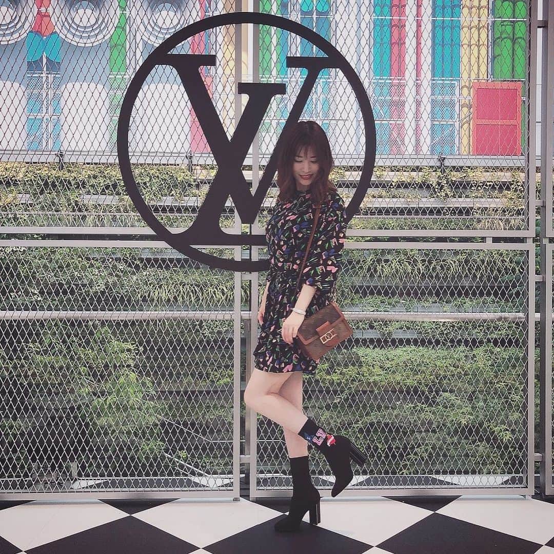 清水彩子のインスタグラム：「louisvuittonさんにご招待頂いてファッションショー観に行って来ました👗  今年の冬もとっても可愛い❤️ 勉強になるなぁ~📝 #louisvuitton  #fashionshow  #ファッションション #2019AW #ファッションコーデ #オールvuitton」