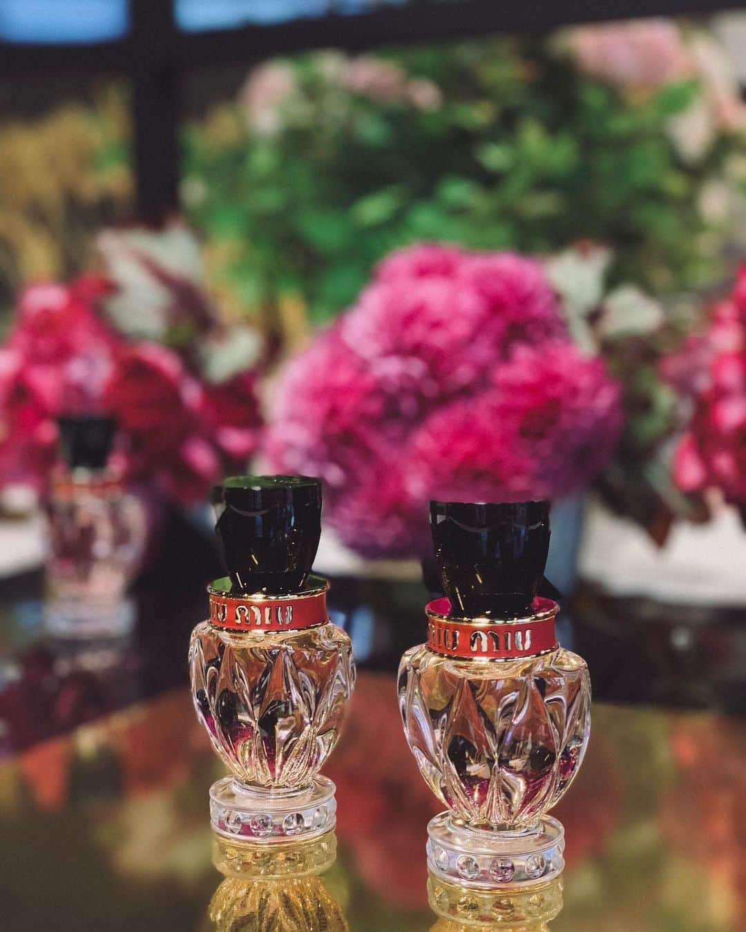 神林真里さんのインスタグラム写真 - (神林真里Instagram)「Fragrance Marché @latelierdesparfums_jp 💐🌱﻿ フレグランスマルシェで、この秋発売される新フレグランスをチェックしてきました！﻿ 良い香りであふれる空間と香りを表現するディスプレイがとっても素敵だった😍😍﻿ パーソナルコンサルテーションでは今の自分に合う香りも提案していただいたの😌✨ そして9月発売の新しい #クロエ は、ローズベースでやっぱり良い香り🌹 これはまた人気になりそう👏👏💓﻿ お気に入りの香りに出会えるとワクワクしますよね*\(^o^)/* ﻿ 公式オンラインでは、同じコンセプトストアがPOP-UP STOREとして9月に期間限定オープンするよ✔️﻿ 👩‍💻http://bit.ly/31TGVEM ﻿ ﻿ ﻿ ﻿ ﻿ ﻿ ﻿ ﻿ ﻿ ﻿ ﻿ ﻿ ﻿  #ラトリエデパルファム #フレグランスマルシェ #香りのある生活 #香水 #香水好き #香りフェチ #癒し #香り好き #女子力 #お気に入り #コスメ好き #花のある暮らし #クロエ香水 #pr #fragrance #beauty #sharegreenminamiaoyama」7月22日 23時10分 - maripo_jp